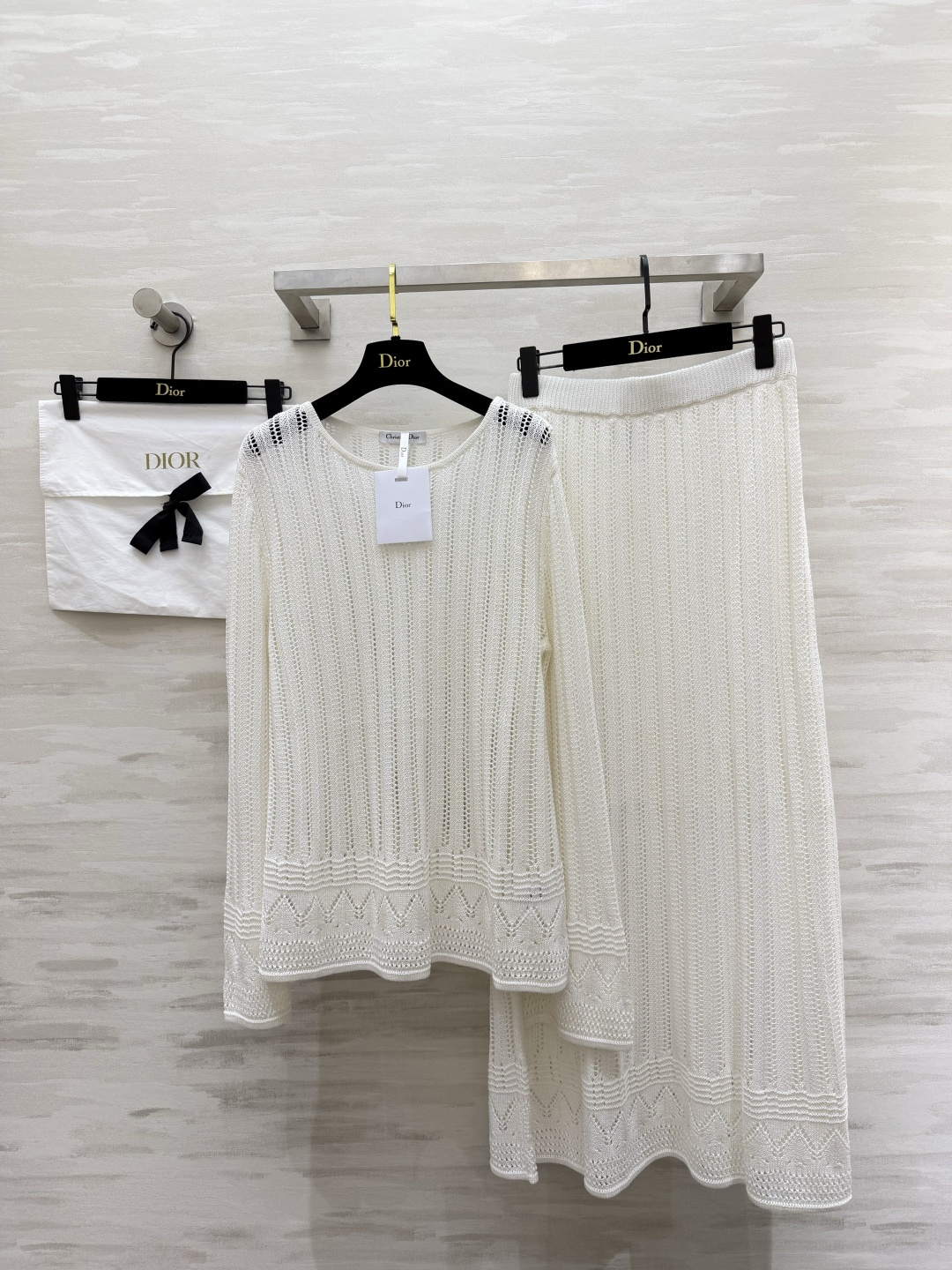 NO:865326,DIO's spring and summer atmosphere hollow knitted two-piece set is made with heavy-duty hollow crochet technology. It is breathable and not stuffy. It has a hazy perspective. The round-neck wide-sleeved top is lazy and loose. The wavy lace at the hem is exquisite. The high-waisted long skirt of the same material is draped to look slimmer. It hides the flesh and optimizes the body proportions. It is gentle and versatile. It is great to wear alone or with a suspender underneath!  Travel, afternoon tea, daily commuting, one-click to create a relaxing atmosphere, high-quality customization sizeS/M/L (), Dior-clothing, dior, dior, skirts,19860909DIO春夏氛围感镂空针织两件套重工镂空钩织工艺 透气不闷 自带朦胧透视感 圆领阔袖上衣慵懒松弛 下摆波浪花边精致考究 高腰同料半身长裙垂坠显瘦 藏肉优化身材比例 温柔百搭 单穿、内搭吊带都出彩！出游、下午茶日常通勤一键拿捏松弛氛围感高品质定制 sizeS/M/L（）,迪奥-服装,dior,dior,skirts,,Women's clothing