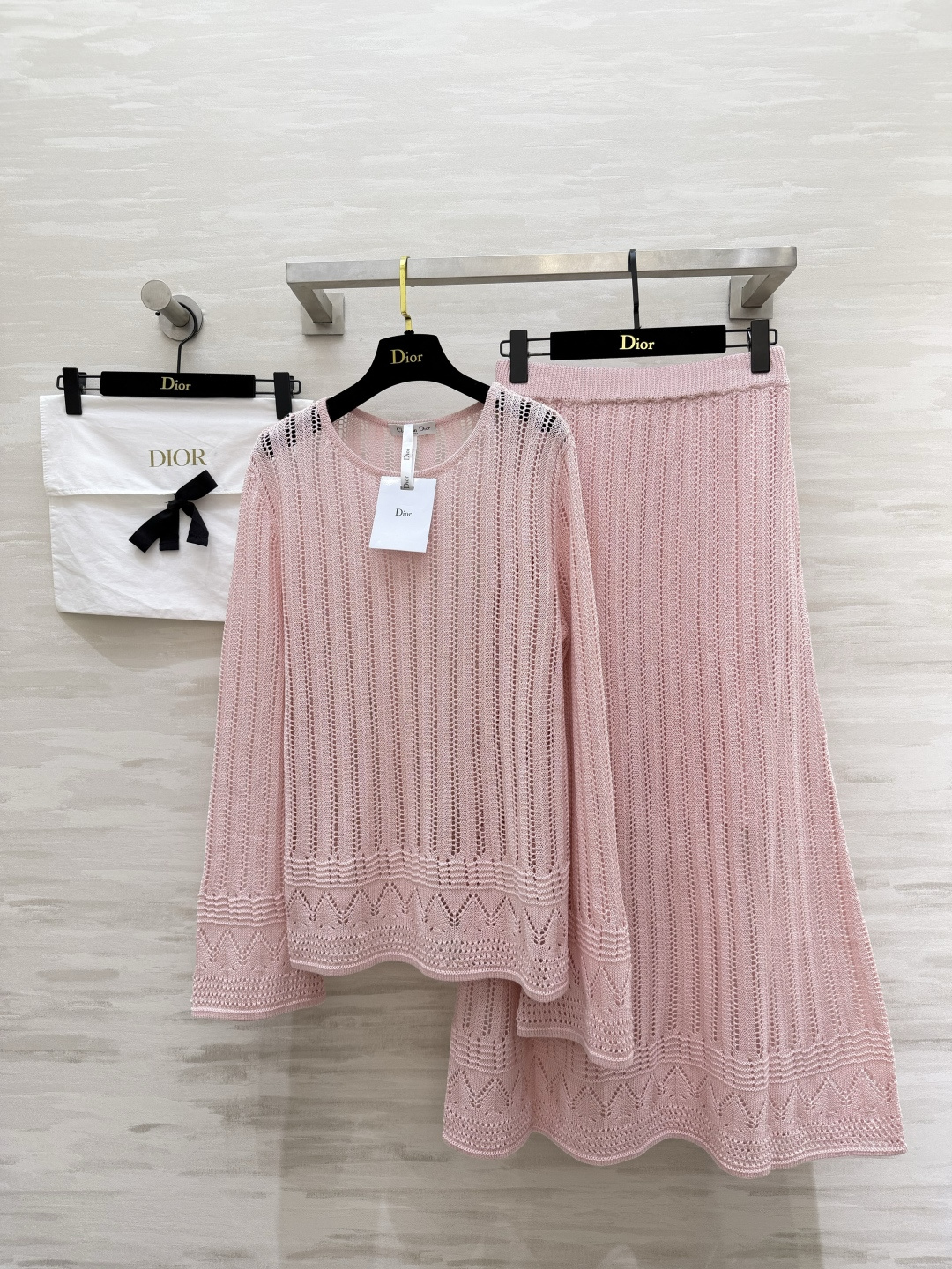 NO:865424,DIO's spring and summer atmosphere hollow knitted two-piece set is made with heavy-duty hollow crochet technology. It is breathable and not stuffy. It has a hazy perspective. The round-neck wide-sleeved top is lazy and loose. The wavy lace at the hem is exquisite. The high-waisted long skirt of the same material is draped to look slimmer. It hides the flesh and optimizes the body proportions. It is gentle and versatile. It is great to wear alone or with a suspender underneath!  Travel, afternoon tea, daily commuting, one-click to create a relaxing atmosphere, high-quality customization sizeS/M/L (), Dior-clothing, dior, dior, skirts,19860909DIO春夏氛围感镂空针织两件套重工镂空钩织工艺 透气不闷 自带朦胧透视感 圆领阔袖上衣慵懒松弛 下摆波浪花边精致考究 高腰同料半身长裙垂坠显瘦 藏肉优化身材比例 温柔百搭 单穿、内搭吊带都出彩！出游、下午茶日常通勤一键拿捏松弛氛围感高品质定制 sizeS/M/L（）,迪奥-服装,dior,dior,skirts,,Women's clothing