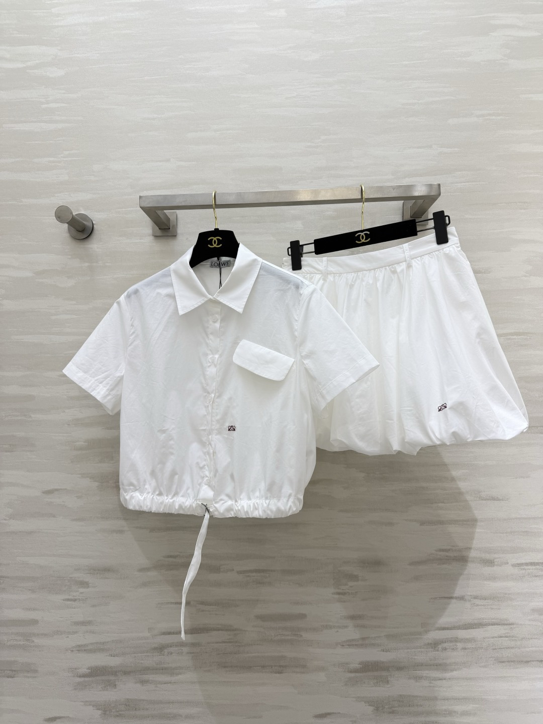 NO:865398,Loew Summer Vitality Blossom Shirt Set Available in Cream/Pure White. Lapel short-sleeved shirt. Drawstring at the hem to cinch the waist. Short style to raise the waistline. Small side pockets with low-key embroidery logo. Simple and detailed. Matching flower bud skirt. Loose and puffy version. It hides the crotch and hides the flesh without picking up the legs. The pure cotton breathable fabric is refreshing and not sweaty. One-click dressing for travel, daily life and dates. Don’t worry about matching when you go out as a complete set.  The energetic and age-reducing atmosphere is full of high-quality customization. The first stock is size S/M/L (S size bust 102, dress length 47, skirt waist 66, skirt length 38), Loewe-clothing, loewe, loewe, skirts, shirts, T-shirt,19860909Loew夏日元气花苞衬衫套装奶黄/纯白两色可选 翻领短袖小衬衣 下摆抽绳可收腰 短款拉高腰线 侧边小口袋低调刺绣标 简约又有细节 配套花苞半身短裙 宽松蓬感版型 藏胯藏肉不挑腿 纯棉透气面料清爽不闷汗,出游、日常、约会一键穿搭 成套出门不用费心搭配 元气减龄氛围感拉满高品质定制 现货首发sizeS/M/L（s码胸围102,衣长47,半裙腰围66,裙长38）,罗意威-服装,loewe,loewe,skirts,shirts,T-shirt,,Women's clothing