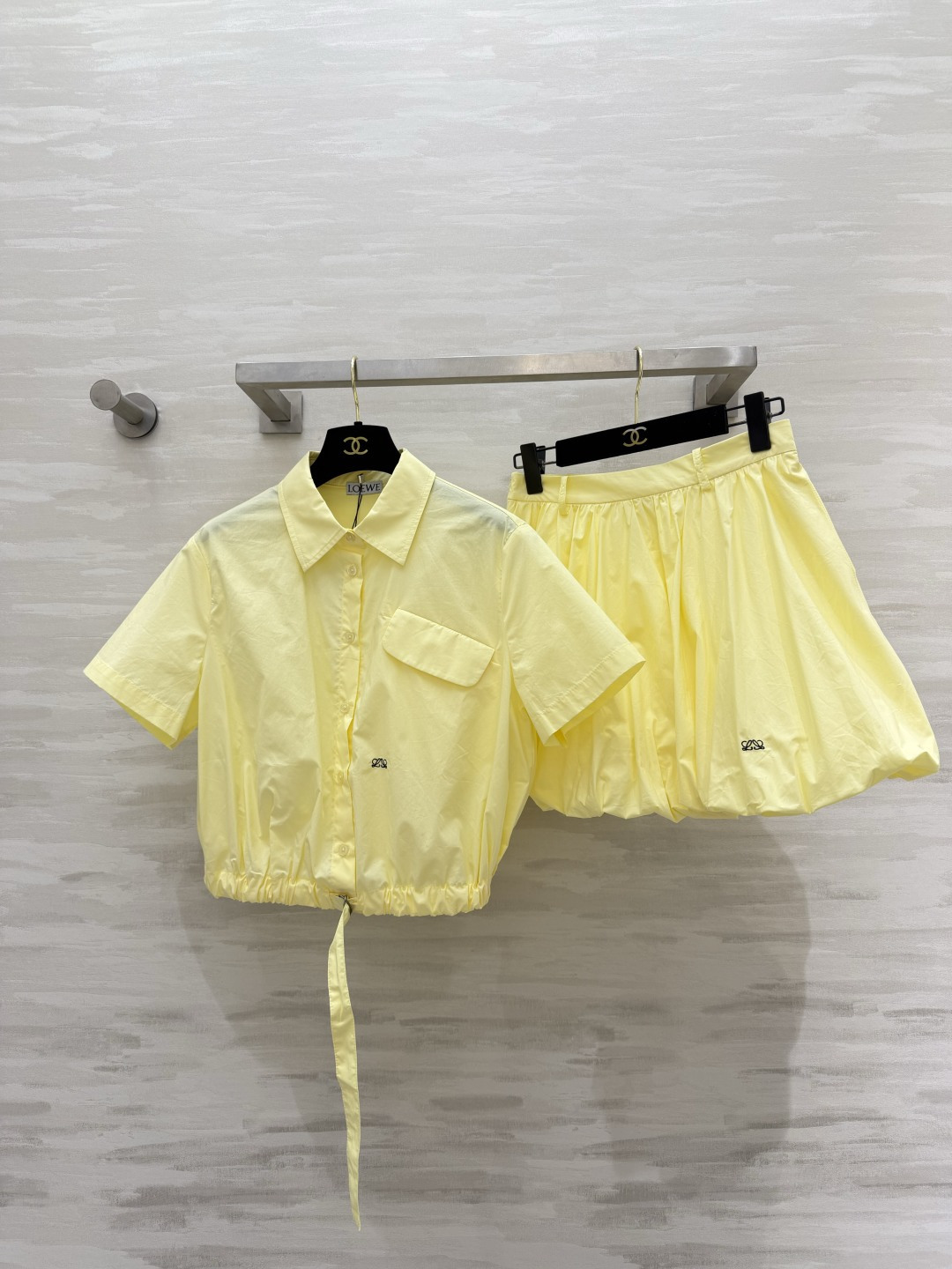 NO:865373,Loew Summer Vitality Blossom Shirt Set Available in Cream/Pure White. Lapel short-sleeved shirt. Drawstring at the hem to cinch the waist. Short style to raise the waistline. Small side pockets with low-key embroidery logo. Simple and detailed. Matching flower bud skirt. Loose and puffy version. It hides the crotch and hides the flesh without picking up the legs. The pure cotton breathable fabric is refreshing and not sweaty. One-click dressing for travel, daily life and dates. Don’t worry about matching when you go out as a complete set.  The energetic and age-reducing atmosphere is full of high-quality customization. The first stock is size S/M/L (S size bust 102, dress length 47, skirt waist 66, skirt length 38), Loewe-clothing, loewe, loewe, skirts, shirts, T-shirt,19860909Loew夏日元气花苞衬衫套装奶黄/纯白两色可选 翻领短袖小衬衣 下摆抽绳可收腰 短款拉高腰线 侧边小口袋低调刺绣标 简约又有细节 配套花苞半身短裙 宽松蓬感版型 藏胯藏肉不挑腿 纯棉透气面料清爽不闷汗,出游、日常、约会一键穿搭 成套出门不用费心搭配 元气减龄氛围感拉满高品质定制 现货首发sizeS/M/L（s码胸围102,衣长47,半裙腰围66,裙长38）,罗意威-服装,loewe,loewe,skirts,shirts,T-shirt,,Women's clothing
