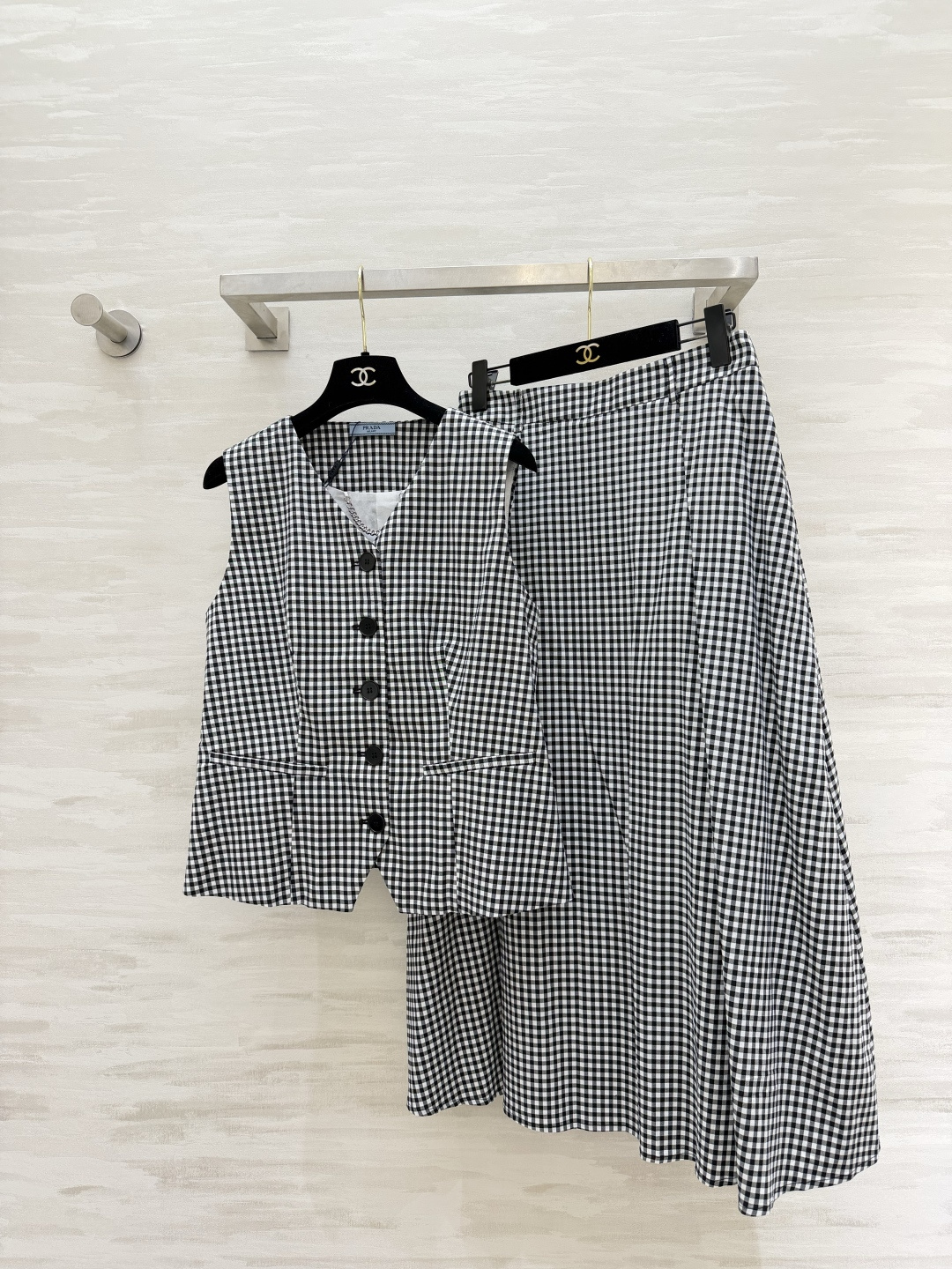NO:877506,Prad Retro Plaid Vest Set｜Classic small plaid texture. The retro atmosphere directly fills the V-neck sleeveless vest. Single-breasted double-sided pockets. Waist cut to optimize the waistline. High-waisted pleated skirt with wide hem. Draped and slimming. The black grid is calm and intellectual, the red grid shows whiteness, and the cotton fabric is breathable and skin-friendly!  It looks great when worn alone or in a complete set. You can customize the retro accent with just one click for commuting, dating or traveling. Available in stock first size S/M/L/XL (M size bust 86, length 54, skirt waist 72, skirt length 84), prada, skirts,19860909Prad复古格纹马甲套装｜经典小格纹肌理 复古氛围感直接拉满 V领无袖马甲 单排扣双侧口袋 收腰剪裁优化腰线 高腰百褶大摆半裙 垂坠显瘦 黑格沉稳知性、红格元气显白,全棉面料透气亲肤！单穿成套都出彩,通勤、约会、出游一键拿捏复古腔调高品质定制 现货首发sizeS/M/L/XL（M码胸围86,衣长54,半裙腰围72,裙长84）,,prada,skirts,,Women's clothing