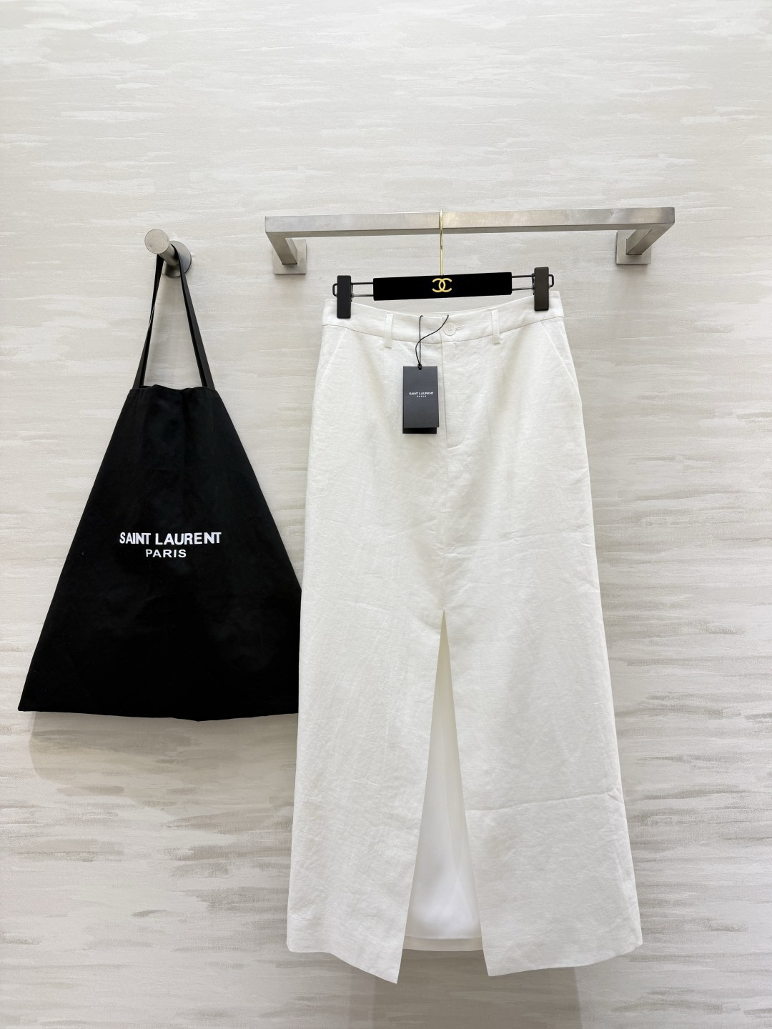 NO:877510,ysl linen slit skirt｜Two colors of soulful natural linen fabric with its own texture, breathable, dry and not stuffy, high-waisted suit waistband, classic side pockets, modified crotch line, careful center slit on the front, exposing skin while walking, elongating the visual proportion of the legs. Off-white is clean and refreshing, navy blue is calm and advanced, perfect for commuting/leisure use!  Wear it with shirts, knits, or T-shirts, and it’s a must-have for spring and summer, so you can wear a skirt!  High-quality customization, available in stock first size S/M/L/XL (M size waist 72, skirt length 98), saint laurent, skirts, shirts, tees, t-shirt, business suit,19860909ysl亚麻开叉半身裙｜两色入魂天然亚麻面料自带肌理感 透气干爽不闷身 高腰西装腰头 经典侧口袋 修饰胯部线条 前襟中开叉小心机 行走露肤 拉长腿部视觉比例 米白干净清爽、藏蓝沉稳高级 通勤/休闲全能搭配！搭衬衫、针织、T恤都显贵,春夏百搭刚需半裙！高品质定制 现货首发sizeS/M/L/XL（M码腰围72,裙长98）,,saint laurent,skirts,shirts,tees，t-shirt,business suit,,Women's clothing