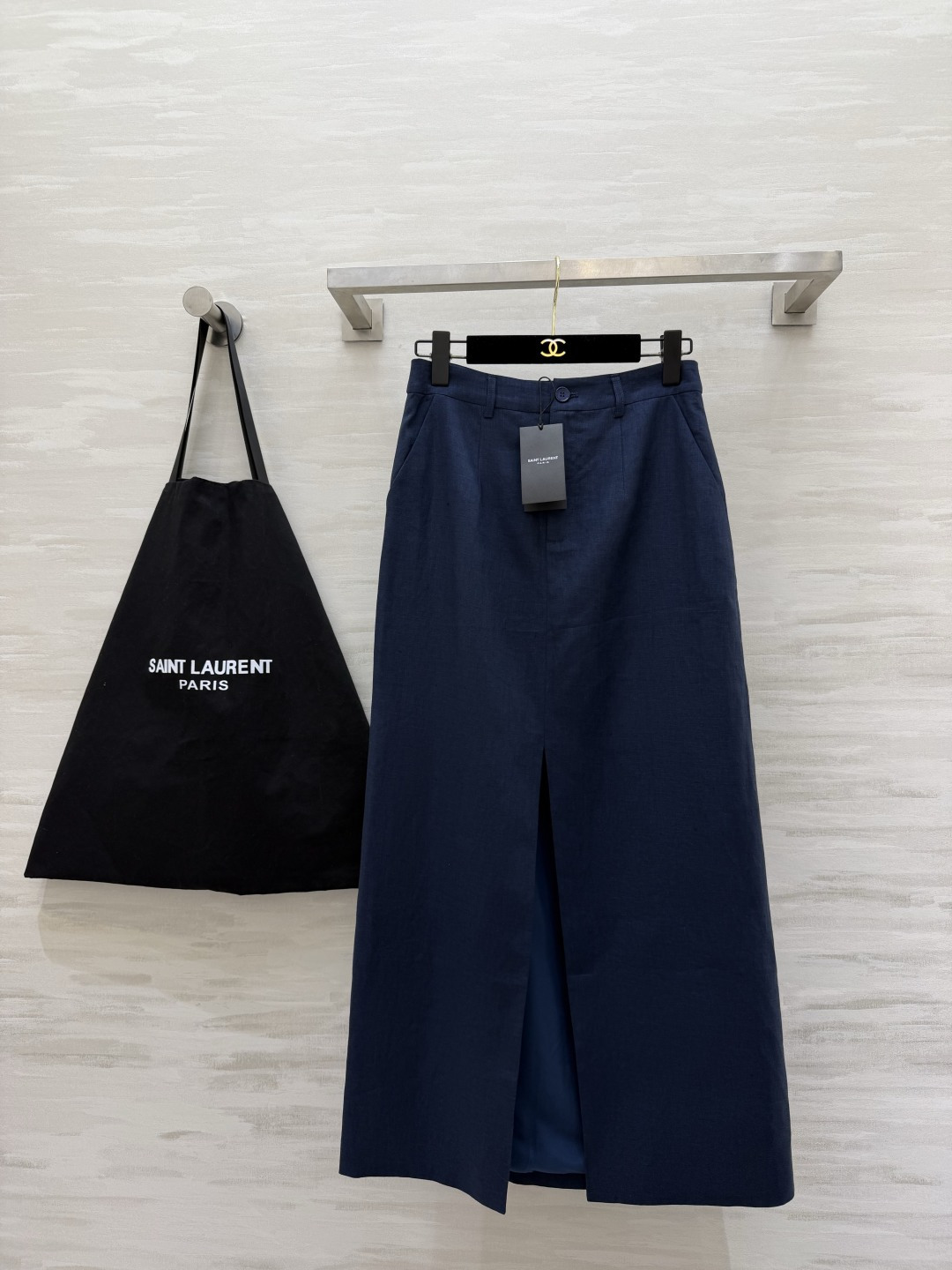 NO:865251,ysl linen slit skirt｜Two colors of soulful natural linen fabric with its own texture, breathable, dry and not stuffy, high-waisted suit waistband, classic side pockets, modified crotch line, careful center slit on the front, exposing skin while walking, elongating the visual proportion of the legs. Off-white is clean and refreshing, navy blue is calm and advanced, perfect for commuting/leisure use!  Wear it with shirts, knits, or T-shirts, and it’s a must-have for spring and summer, so you can wear a skirt!  High-quality customization, available in stock first size S/M/L/XL (M size waist 72, skirt length 98), saint laurent-clothing, saint laurent, saint laurent, skirts, shirts, tees, t-shirt, business suit,19860909ysl亚麻开叉半身裙｜两色入魂天然亚麻面料自带肌理感 透气干爽不闷身 高腰西装腰头 经典侧口袋 修饰胯部线条 前襟中开叉小心机 行走露肤 拉长腿部视觉比例 米白干净清爽、藏蓝沉稳高级 通勤/休闲全能搭配！搭衬衫、针织、T恤都显贵,春夏百搭刚需半裙！高品质定制 现货首发sizeS/M/L/XL（M码腰围72,裙长98）,圣罗兰-服装,saint laurent,saint laurent,skirts,shirts,tees，t-shirt,business suit,,Women's clothing