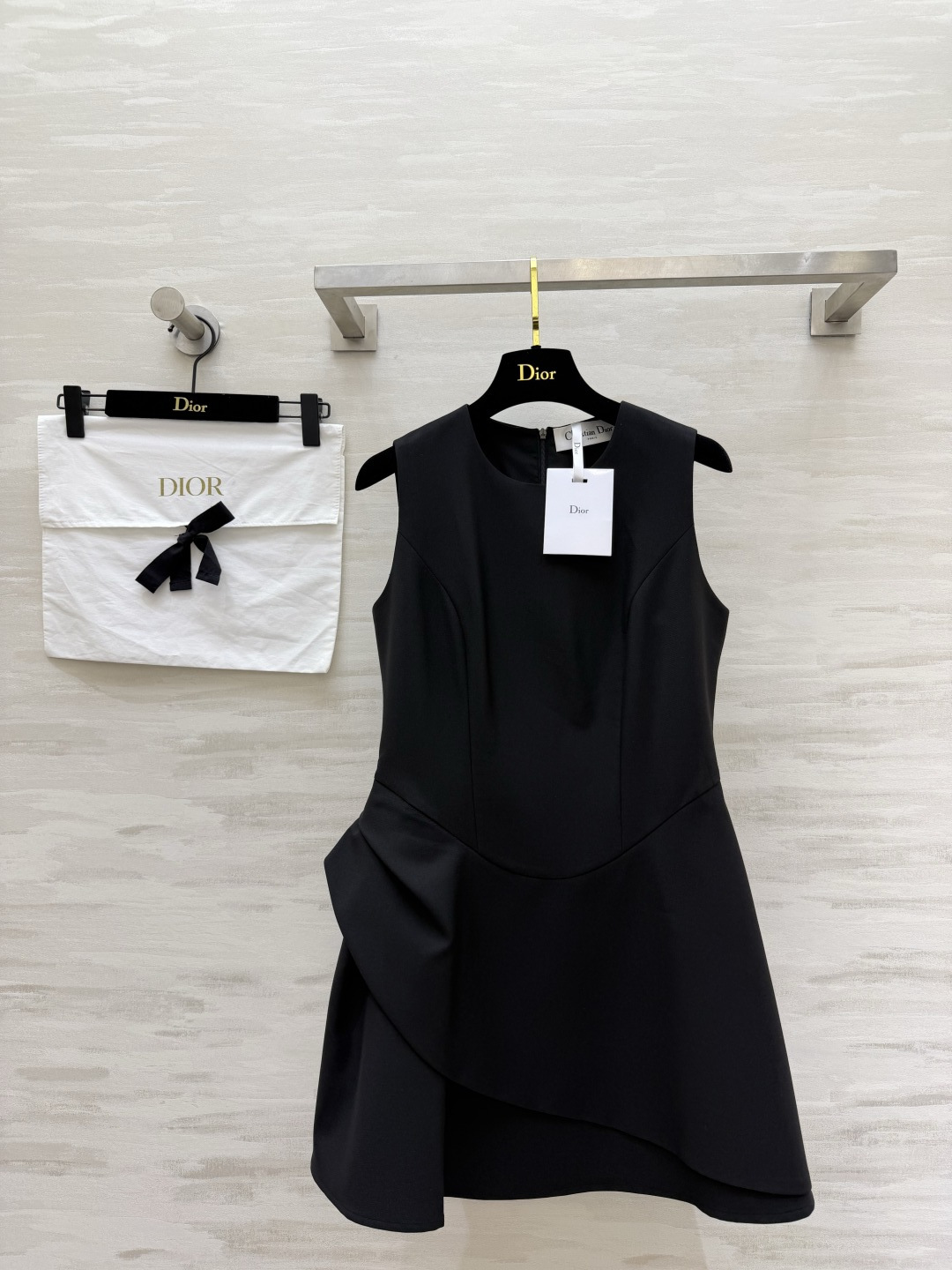 NO:865226,DIO's classic Audrey Hepburn-style sleeveless little black dress has a neat round neck. The sleeveless tailoring modifies the shoulder and neck lines. The waist is three-dimensionally pleated and tailored to make the waist slimmer and optimize the body proportions. The irregular layered skirt at the hem breaks the dullness and is smart and advanced!  The high count and crisp fabric is draped and not easy to wrinkle. It can be worn for daily commuting and date dinners. It can be used for many occasions in one piece. It is versatile and never goes out of style. High-quality customization. Available in stock first size 36/38/40/42 (38 size bust 88, skirt length 83), Dior-clothing, dior, dior, skirts,19860909DIO经典赫本风无袖小黑裙利落圆领 无袖剪裁修饰肩颈线条 腰部立体收褶剪裁 收腰显瘦优化身材比例 下摆不规则叠层裙摆 打破沉闷、灵动高级！高支挺括面料垂坠有型不易皱 日常通勤、约会晚宴都能穿,一件搞定多种场合 百搭永不过时高品质定制 现货首发size36/38/40/42（38码胸围88,裙长83）,迪奥-服装,dior,dior,skirts,,Women's clothing