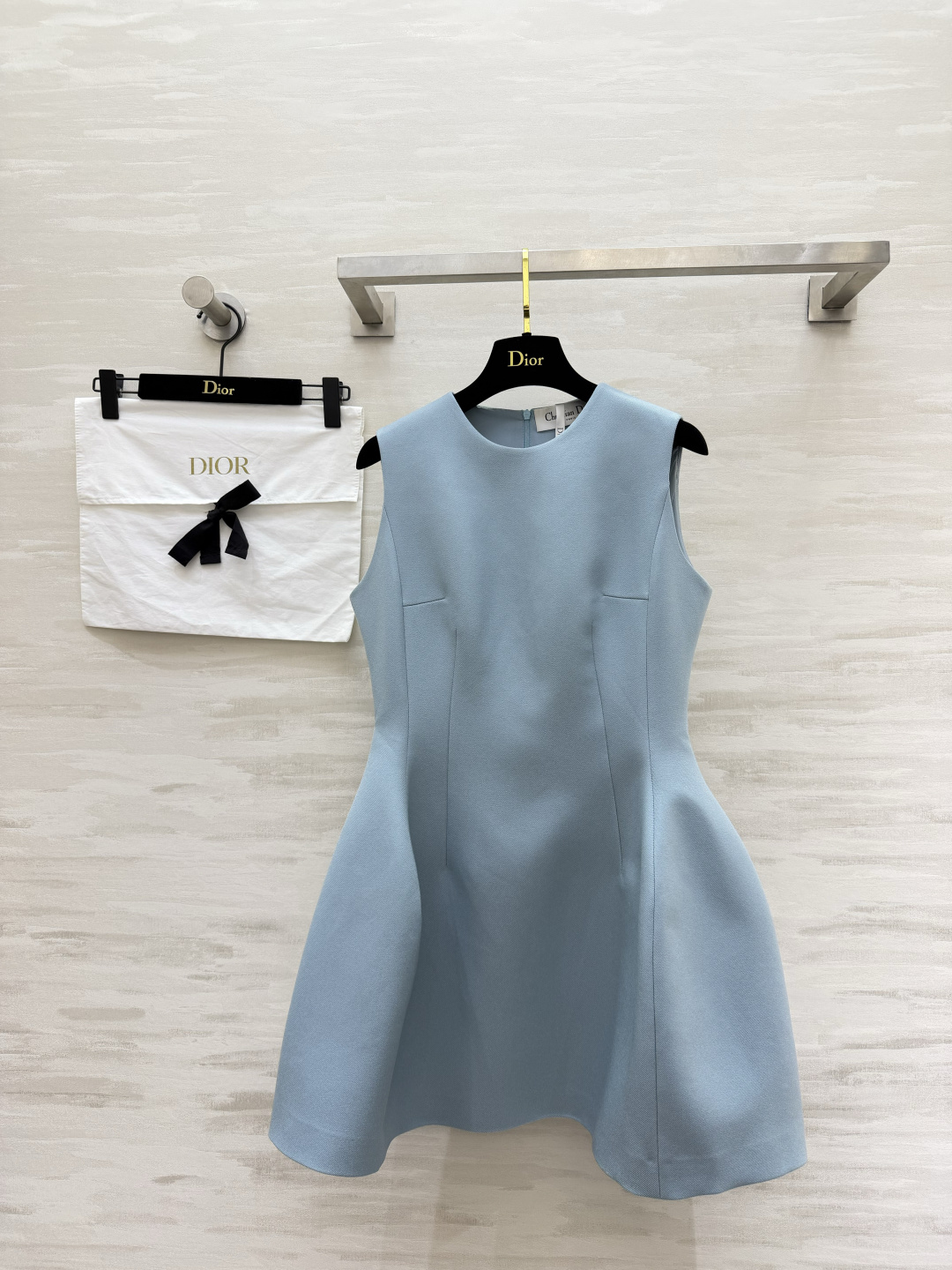 NO:865203,DIO French Sleeveless A-Line Dress｜Double-color selection of soft matte pink and haze blue two fairy colors, gentle and white, classic round neck sleeveless version, neatly modify the shoulder and neck lines, full-body three-dimensional waist tailoring, accurate waistline to easily pinch the waist, large hem A-line skirt, high-definition and stiff fabric, three-dimensional version is not easy to collapse, can be used for commuting, dating, and afternoon tea, a must-have item for exquisite girls' wardrobe!  High-quality customization, available in stock first size 36/38/40/42 (38 size bust 88, skirt length 83), Dior-clothing, dior, dior, skirts,19860909DIO法式无袖A字连衣裙｜双色甄选柔雾粉 雾霾蓝两个神仙配色 温柔又显白 经典圆领无袖版型 利落修饰肩颈线条 全身立体收腰剪裁 精准收腰轻松掐出小蛮腰 大伞摆A字裙身 高定挺括面料 版型立体不易塌 通勤、约会、下午茶全能hold住 精致女生衣橱刚需单品！高品质定制 现货首发size36/38/40/42（38码胸围88,裙长83）,迪奥-服装,dior,dior,skirts,,Women's clothing