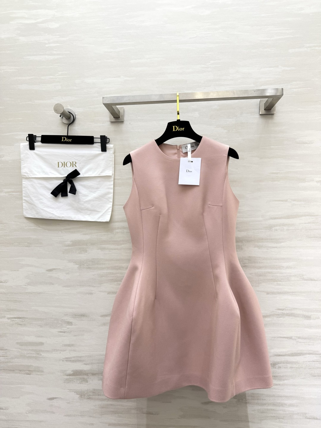 NO:865303,DIO French Sleeveless A-Line Dress｜Double-color selection of soft matte pink and haze blue two fairy colors, gentle and white, classic round neck sleeveless version, neatly modify the shoulder and neck lines, full-body three-dimensional waist tailoring, accurate waistline to easily pinch the waist, large hem A-line skirt, high-definition and stiff fabric, three-dimensional version is not easy to collapse, can be used for commuting, dating, and afternoon tea, a must-have item for exquisite girls' wardrobe!  High-quality customization, available in stock first size 36/38/40/42 (38 size bust 88, skirt length 83), Dior-clothing, dior, dior, skirts,19860909DIO法式无袖A字连衣裙｜双色甄选柔雾粉 雾霾蓝两个神仙配色 温柔又显白 经典圆领无袖版型 利落修饰肩颈线条 全身立体收腰剪裁 精准收腰轻松掐出小蛮腰 大伞摆A字裙身 高定挺括面料 版型立体不易塌 通勤、约会、下午茶全能hold住 精致女生衣橱刚需单品！高品质定制 现货首发size36/38/40/42（38码胸围88,裙长83）,迪奥-服装,dior,dior,skirts,,Women's clothing