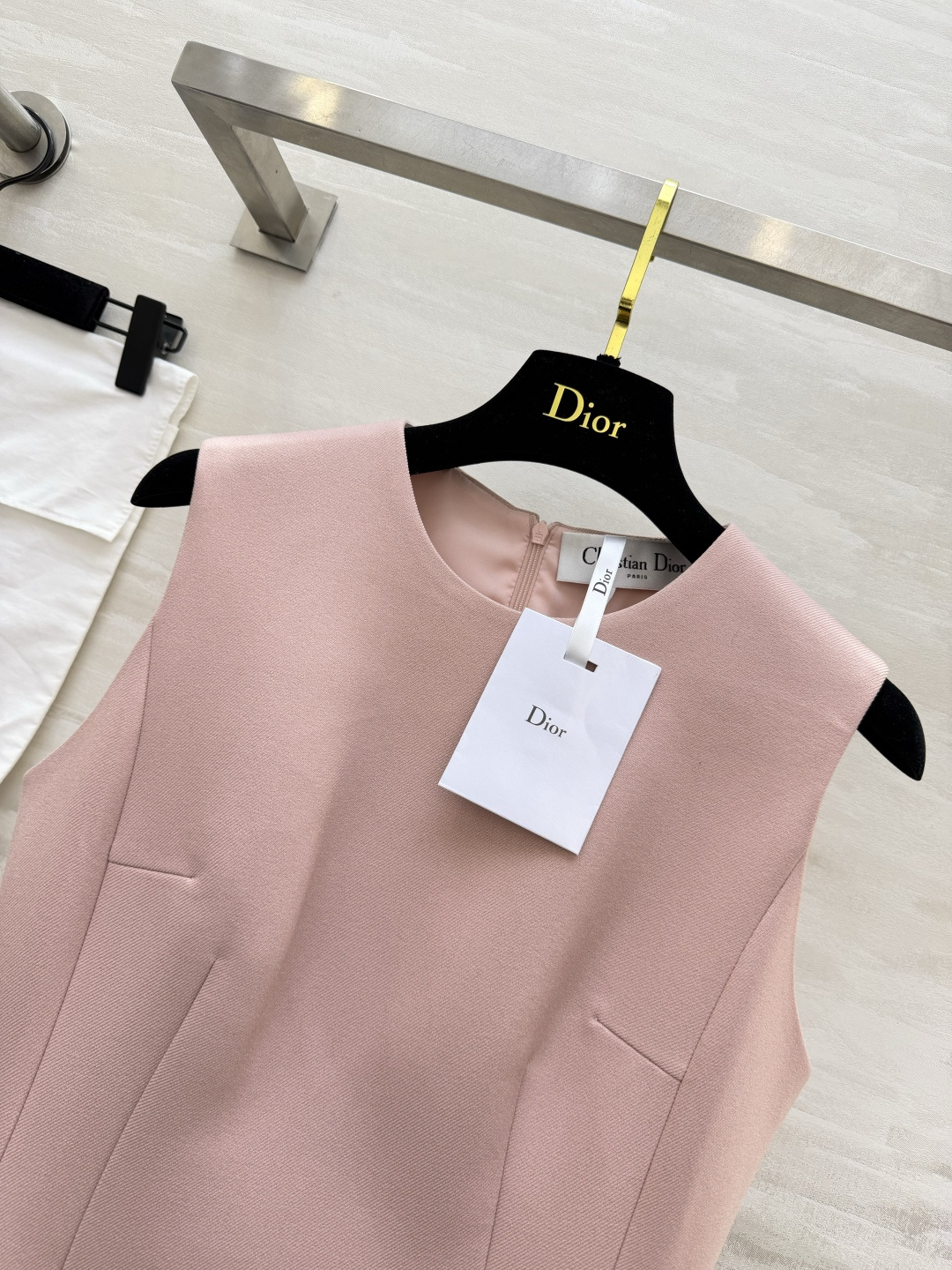 DIO♡²⁶法式无袖A字连衣裙｜双色甄选💐柔雾粉 雾霾蓝两个神仙配色 温柔又显白 经典圆领无袖版型 利落