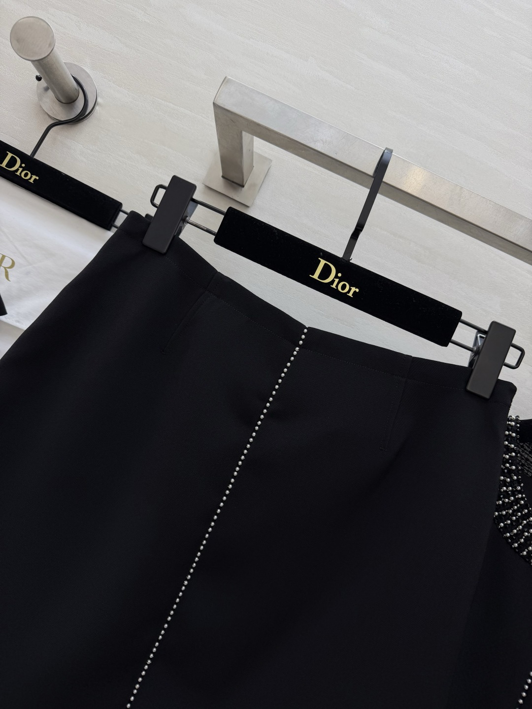 DIO♡²⁶显贵钻刺绣🪡套装｜黑白双色任选✨重工手工镶钻圆领 前襟竖钻走线 精致闪耀不浮夸 利落无袖背心