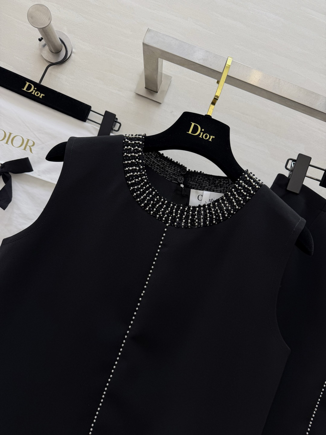 DIO♡²⁶显贵钻刺绣🪡套装｜黑白双色任选✨重工手工镶钻圆领 前襟竖钻走线 精致闪耀不浮夸 利落无袖背心