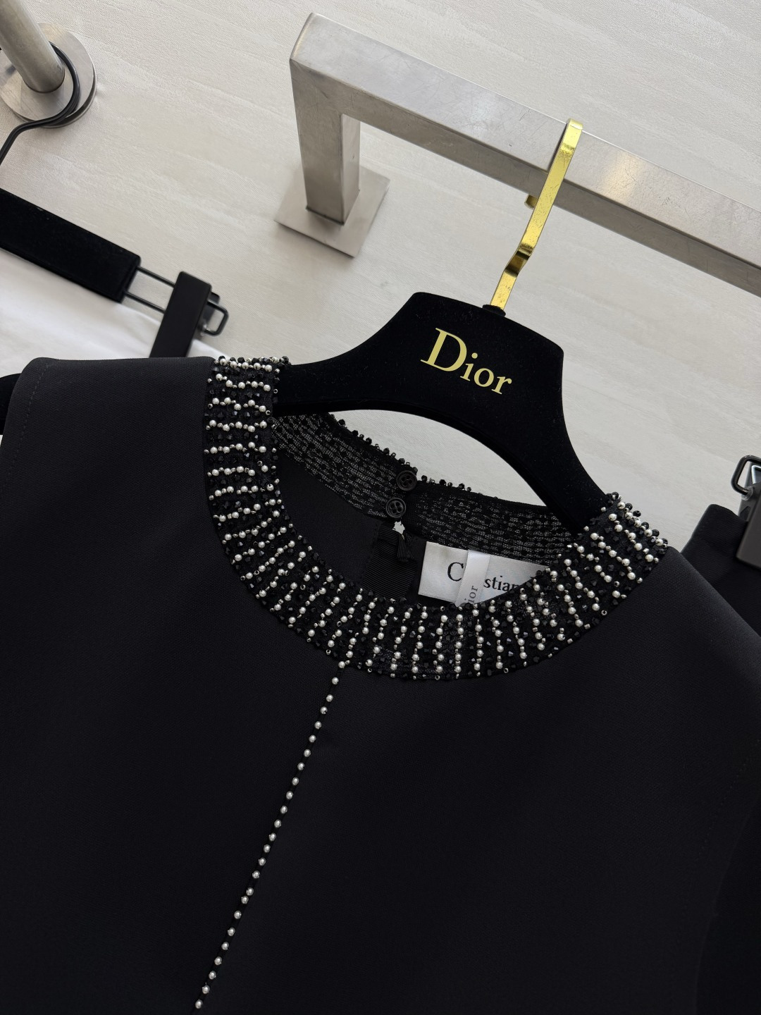 DIO♡²⁶显贵钻刺绣🪡套装｜黑白双色任选✨重工手工镶钻圆领 前襟竖钻走线 精致闪耀不浮夸 利落无袖背心