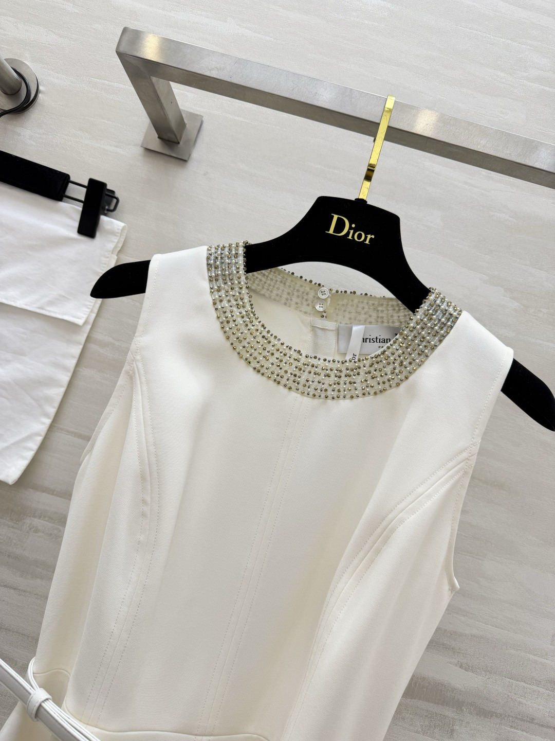 DIO♡²⁶重工钉钻无袖收腰连衣裙｜经典黑白两色领口一圈手工密镶钻 细腻闪耀 低调显贵 圆领无袖剪裁 利