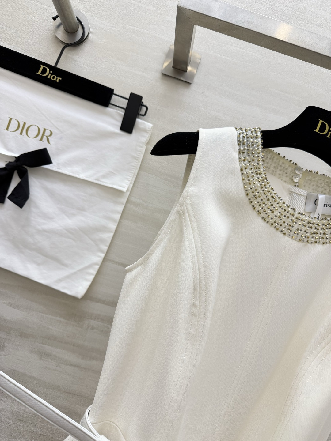 DIO♡²⁶重工钉钻无袖收腰连衣裙｜经典黑白两色领口一圈手工密镶钻 细腻闪耀 低调显贵 圆领无袖剪裁 利
