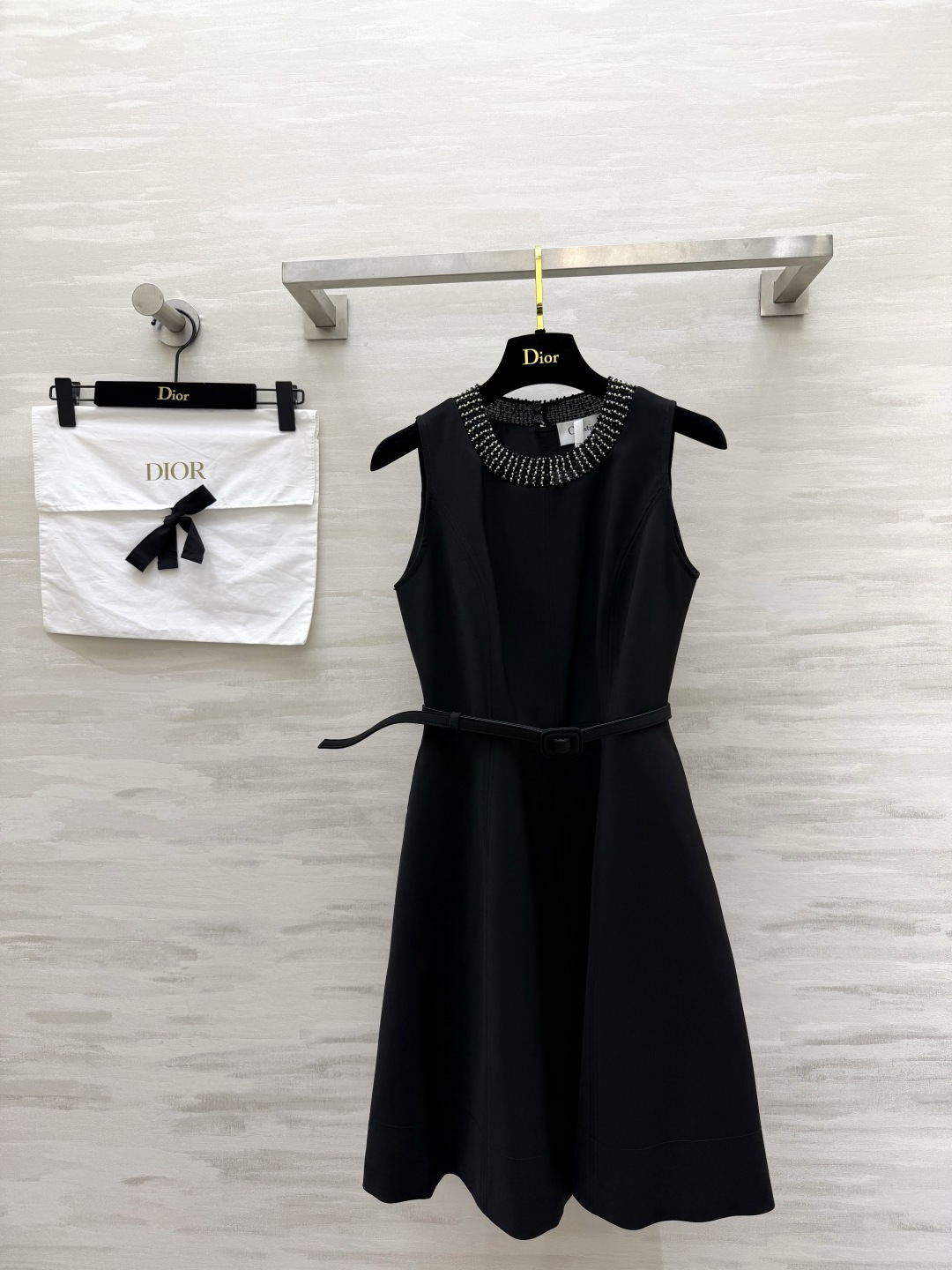 NO:865229,DIO Heavy Industry Stud Diamond Sleeveless Waist Dress｜Classic black and white collar with a circle of handmade pavé diamonds. Delicate and sparkling, low-key and elegant. Round neck sleeveless tailoring. Cleanly exposes the shoulder and neck lines. Slimming and hiding the side breasts. Original belt of the same color. Free to tighten the waistline. Easily optimize body proportions. Three-dimensional split A-line hem. Drape and stiff. Black skirt is calm for commuting, white skirt is gentle and elegant. Suitable for all scenes of party/date/commute. The first choice for a celebrity atmosphere!  High-quality customization, available in stock, size 36/38/40/42 (38 size bust 86, waist 76, skirt length 87), Dior-clothing, dior, dior, skirts,19860909DIO重工钉钻无袖收腰连衣裙｜经典黑白两色领口一圈手工密镶钻 细腻闪耀 低调显贵 圆领无袖剪裁 利落露出肩颈线条 显瘦藏副乳 原配同色系腰带 自由收束腰线 轻松优化身材比例 立体分割A字大摆 垂感挺括 黑裙沉稳通勤、白裙温柔雅致 聚会/约会/通勤全场景适配 名媛氛围感首选！高品质定制 现货首发size36/38/40/42（38码胸围86,腰围76,裙长87）,迪奥-服装,dior,dior,skirts,,Women's clothing