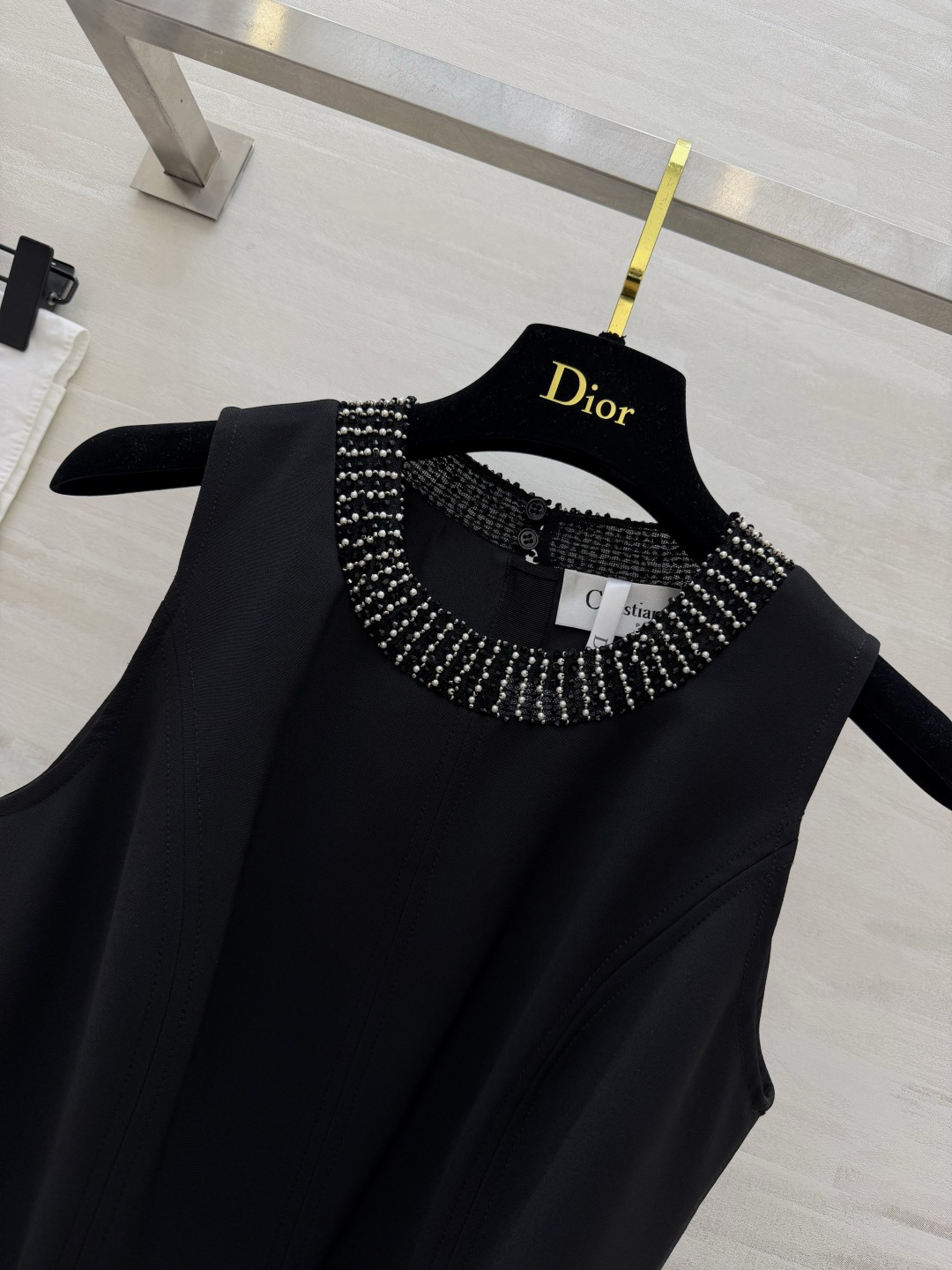 DIO♡²⁶重工钉钻无袖收腰连衣裙｜经典黑白两色领口一圈手工密镶钻 细腻闪耀 低调显贵 圆领无袖剪裁 利
