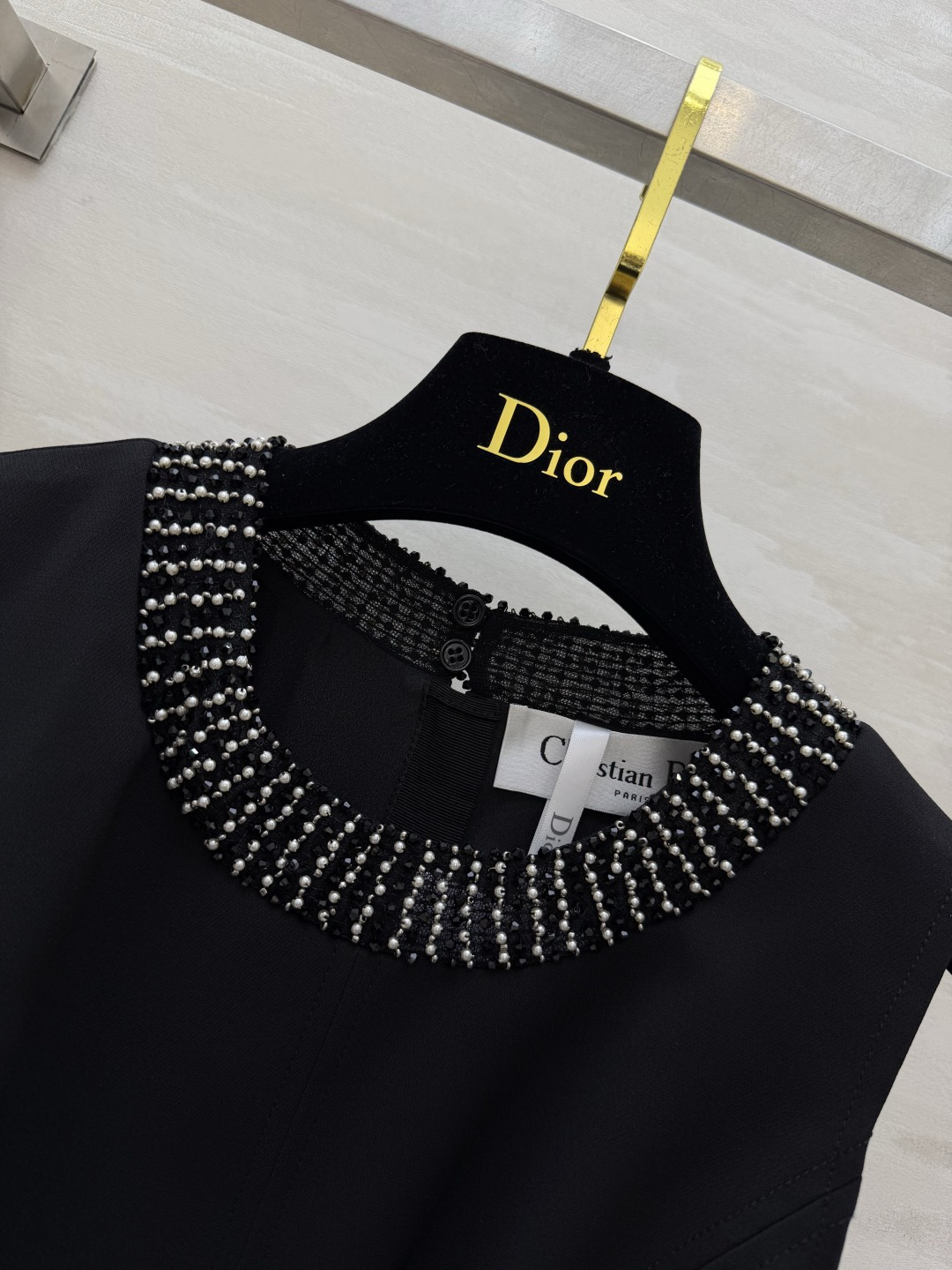 DIO♡²⁶重工钉钻无袖收腰连衣裙｜经典黑白两色领口一圈手工密镶钻 细腻闪耀 低调显贵 圆领无袖剪裁 利