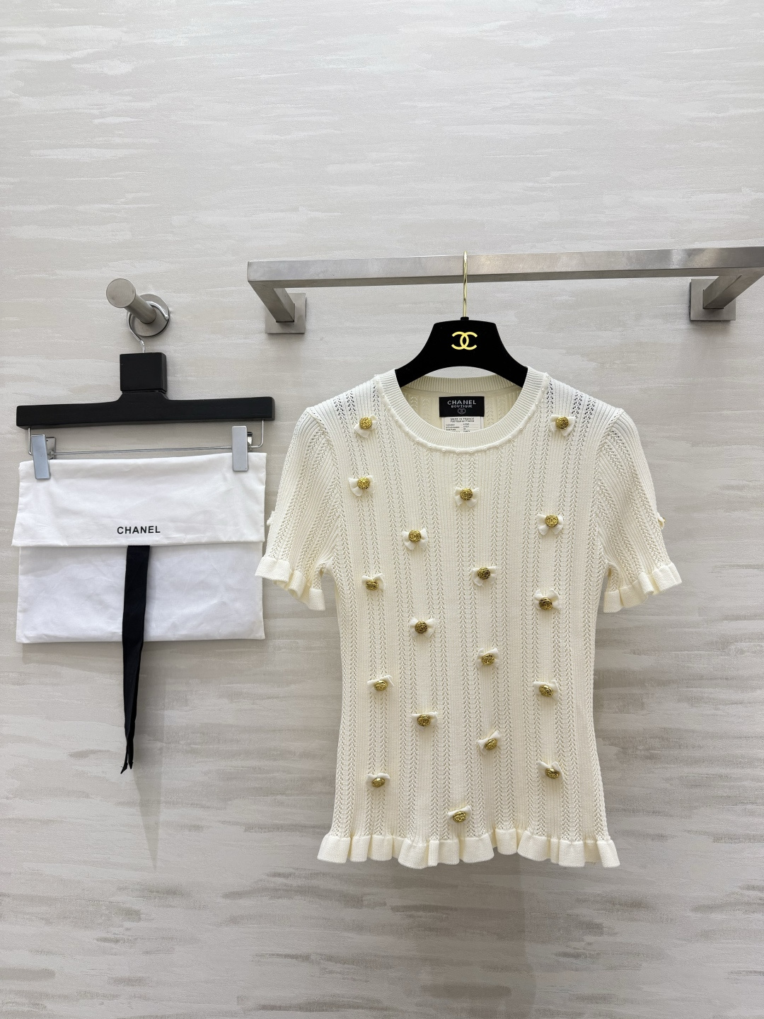 NO:865314,Chane heavy-duty knitted short sleeves, full three-dimensional gold button bow, hollow vertical pattern knitting, breathable and not stuffy, round neck, ear-edge cuffs and hem, slim waist design, upper body becomes slender in seconds, high-end luxury texture, perfect for single wear and inner wear, one-click control for daily/commuting appointments, high-quality customization  Delivery dust bag size 36/38/40 (size 38 shoulder width 35, bust 70, length 55), Chanel-clothing, chanel, chanel, T-shirt,19860909Chane重工针织短袖 满件立体金扣蝴蝶结 镂空竖纹针织透气不闷 圆领木耳边袖口下摆 修身收腰版型 上身秒变纤细身姿 高奢质感拉满 单穿内搭都出彩 日常/通勤约会一键拿捏 高品质定制 配送防尘袋size36/38/40（38码肩宽35,胸围70,衣长55）,香奈儿-服装,chanel,chanel,T-shirt,,Women's clothing