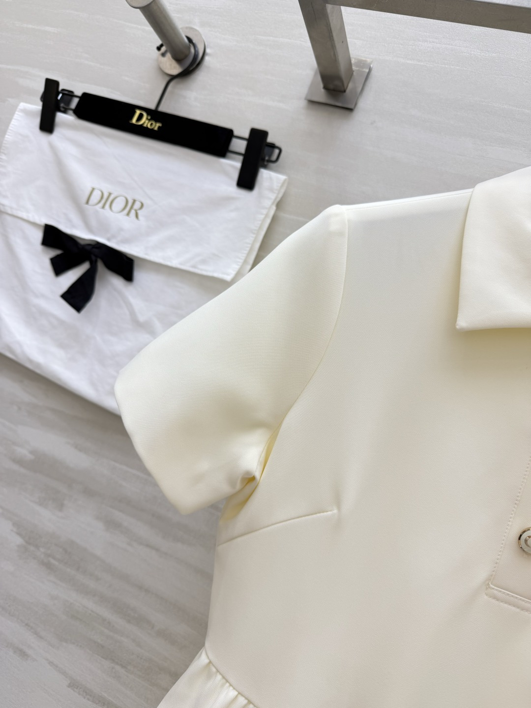 Dio♡²⁶经典赫本风收腰连衣裙｜利落小翻领 半开襟金属扣 简约自带高级感 短袖剪裁修饰手臂 高腰收褶大