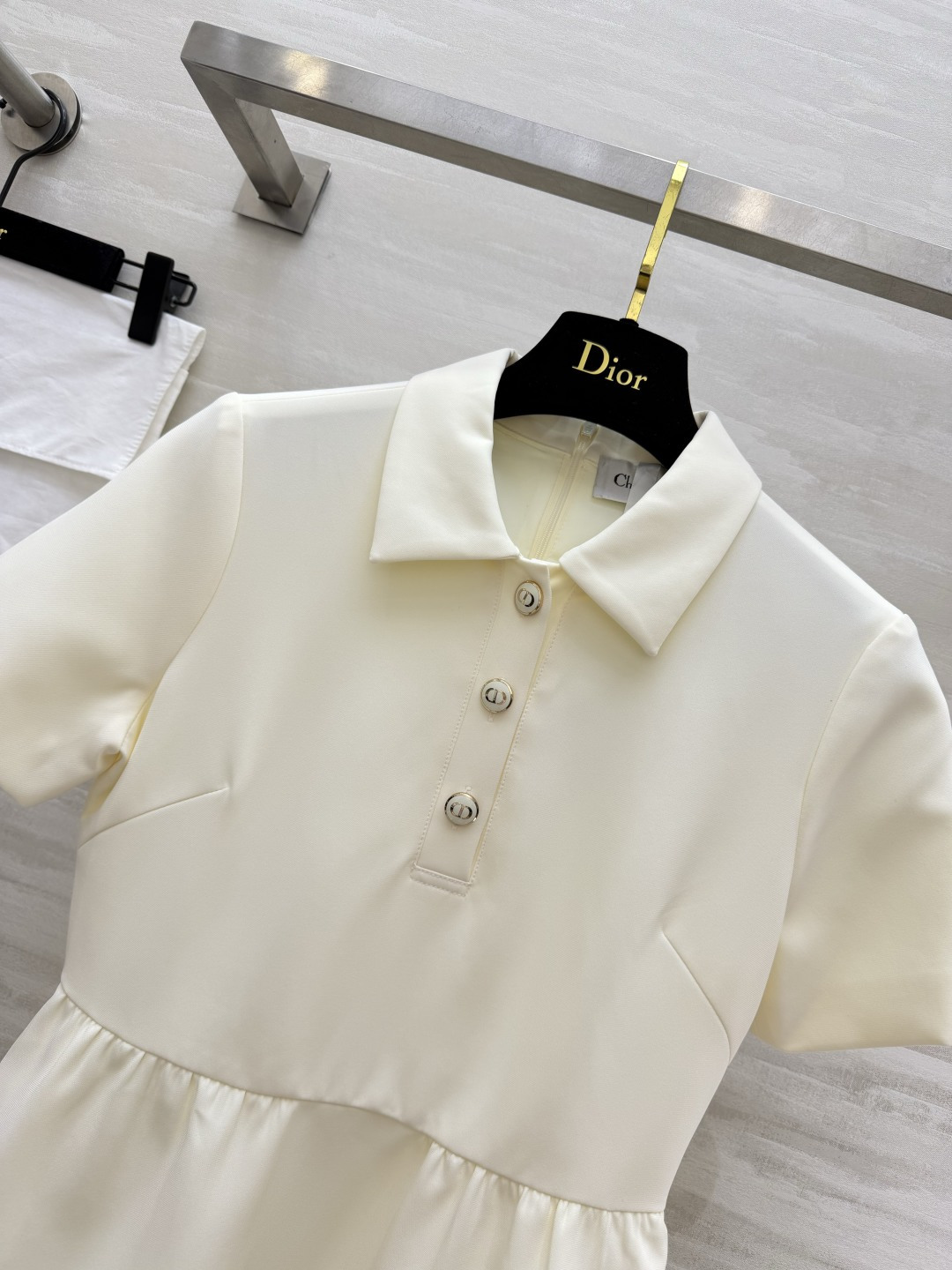 Dio♡²⁶经典赫本风收腰连衣裙｜利落小翻领 半开襟金属扣 简约自带高级感 短袖剪裁修饰手臂 高腰收褶大