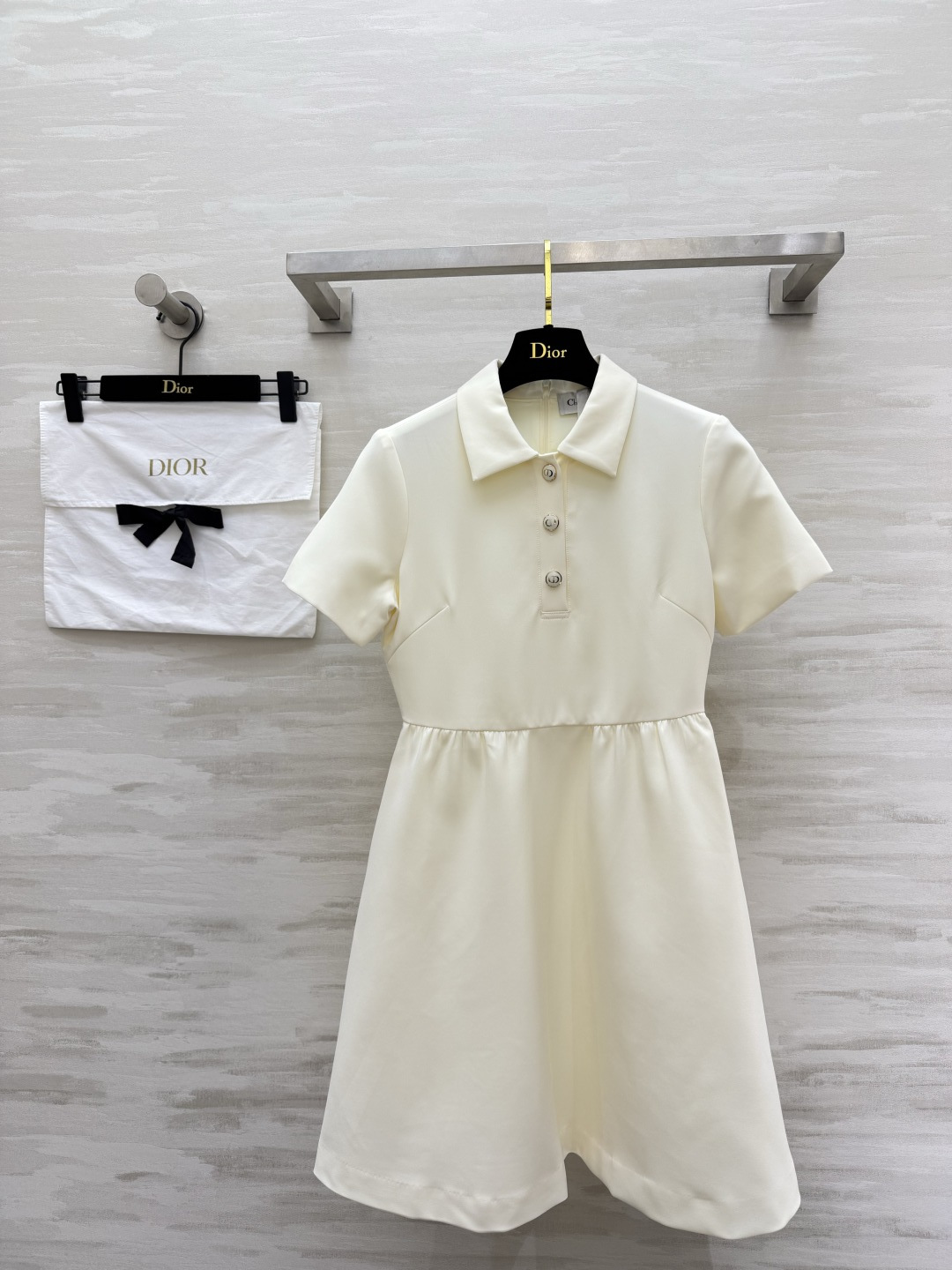 NO:865262,Dio's classic Hepburn-style waist dress｜Sleek lapels, half placket metal buckles, simple and high-end, short sleeves cut to modify the arms, high waist pleated large skirt to hide the body, smooth anti-wrinkle custom fabric, excellent drape and not close to the body, off-white, gentle and intellectual｜black skirt is smart and noble, suitable for commuting, dating, and afternoon tea, and looks great with everyday wear!  High-quality customization, available in stock now, size 36/38/40/42 (size 36, shoulder width 36, bust 86, waist 72, skirt length 87), Dior-clothing, dior, dior, skirts, T-shirt,19860909Dio经典赫本风收腰连衣裙｜利落小翻领 半开襟金属扣 简约自带高级感 短袖剪裁修饰手臂 高腰收褶大裙摆藏肉显瘦 顺滑抗皱定制面料 垂坠感绝佳不贴身 米白温柔知性｜黑裙干练显贵 通勤、约会、下午茶全场景适配 日常随手搭就很有质感！高品质定制 现货首发size36/38/40/42（36码肩宽36,胸围86,腰围72,裙长87）,迪奥-服装,dior,dior,skirts,T-shirt,,Women's clothing