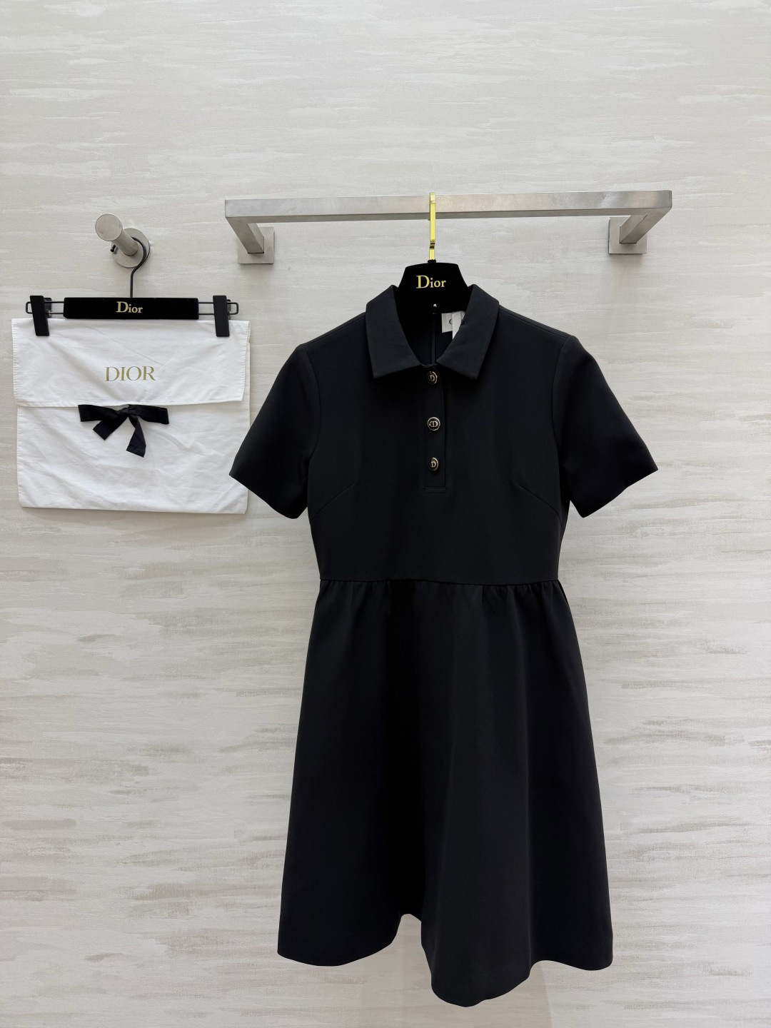 NO:865287,Dio's classic Hepburn-style waist dress｜Sleek lapels, half placket metal buckles, simple and high-end, short sleeves cut to modify the arms, high waist pleated large skirt to hide the body, smooth anti-wrinkle custom fabric, excellent drape and not close to the body, off-white, gentle and intellectual｜black skirt is smart and noble, suitable for commuting, dating, and afternoon tea, and looks great with everyday wear!  High-quality customization, available in stock now, size 36/38/40/42 (size 36, shoulder width 36, bust 86, waist 72, skirt length 87), Dior-clothing, dior, dior, skirts, T-shirt,19860909Dio经典赫本风收腰连衣裙｜利落小翻领 半开襟金属扣 简约自带高级感 短袖剪裁修饰手臂 高腰收褶大裙摆藏肉显瘦 顺滑抗皱定制面料 垂坠感绝佳不贴身 米白温柔知性｜黑裙干练显贵 通勤、约会、下午茶全场景适配 日常随手搭就很有质感！高品质定制 现货首发size36/38/40/42（36码肩宽36,胸围86,腰围72,裙长87）,迪奥-服装,dior,dior,skirts,T-shirt,,Women's clothing