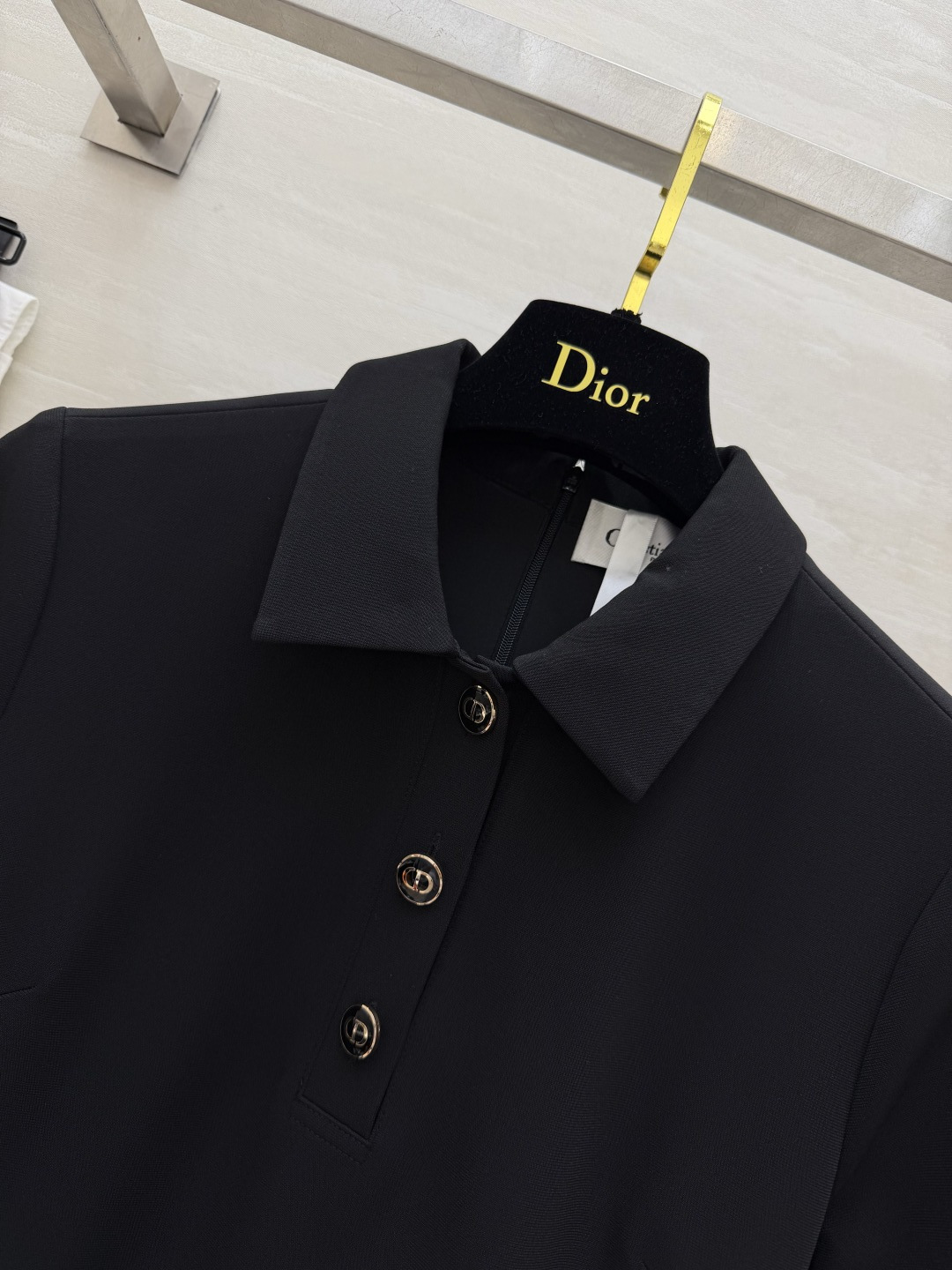 Dio♡²⁶经典赫本风收腰连衣裙｜利落小翻领 半开襟金属扣 简约自带高级感 短袖剪裁修饰手臂 高腰收褶大
