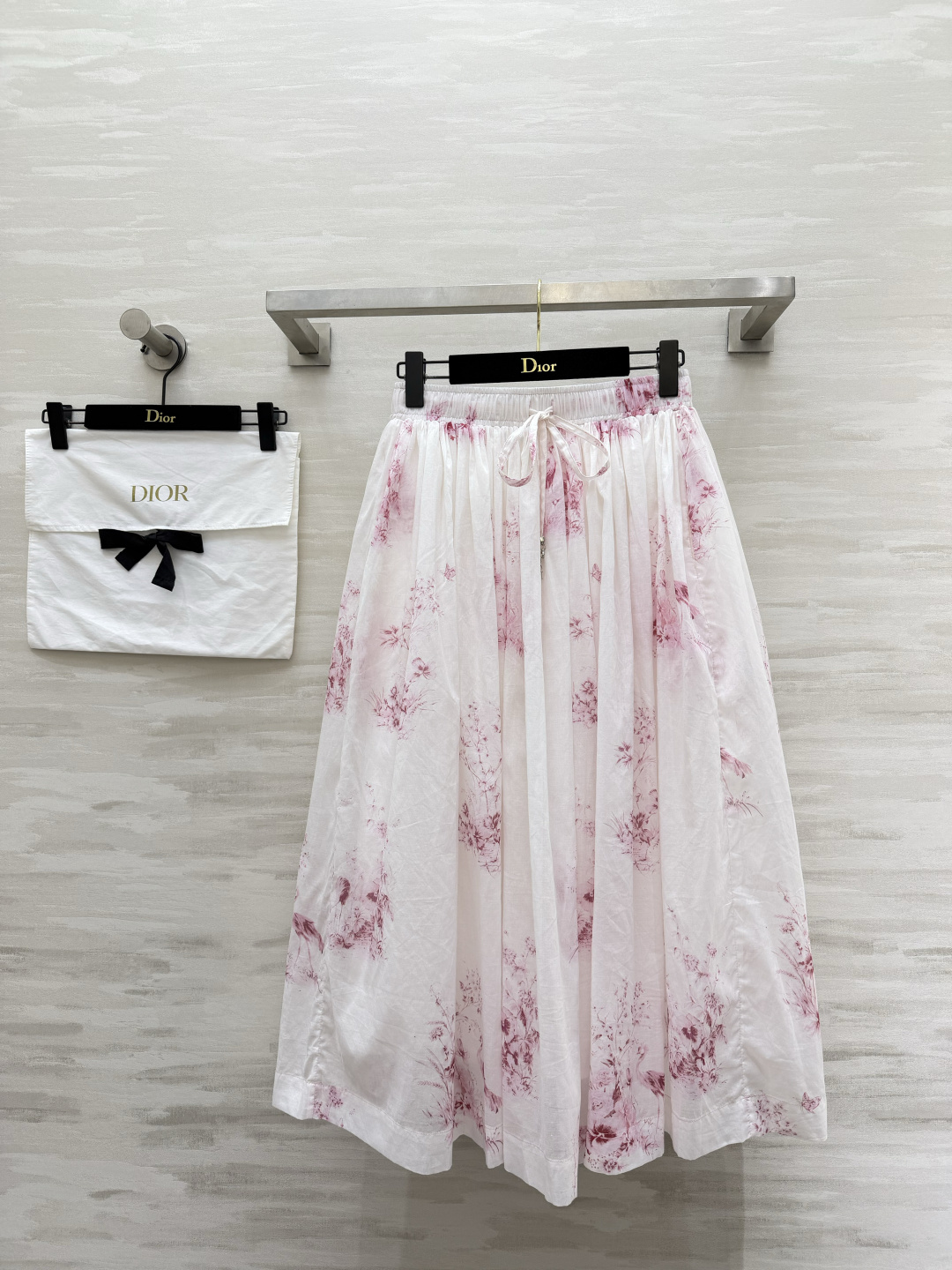 NO:865238,Dio Rui pink flower printed mid-length skirt. Classic Rui ink flower print. The pink tone is gentle and romantic. The waist is elasticated and has a drawstring design. It is easy to put on and take off without choosing the waistline. The large umbrella skirt has three-dimensional pleats and is elegant when walking. The light and breathable cotton material has perfect adaptability for spring and summer. It goes well with knitted/small T-shirts and adds a full sense of atmosphere when traveling and commuting!  High-quality customization, available in stock, size 36/38/40/42 (size 38 waist 70, skirt length 83), Dior-clothing, dior, dior, skirts, tees, t-shirt,19860909Dio茹伊粉花印花半身长裙 经典茹伊水墨花卉印花 粉调晕染温柔又浪漫 腰头抽绳松紧设计 不挑腰围 穿脱自在 大伞裙立体褶裥垂感飘逸 走路自带仙气 轻薄透气棉料春夏适配度满分 搭配针织/小T恤都很出彩 出游通勤氛围感拉满！高品质定制 现货首发size36/38/40/42（38码腰围70,裙长83）,迪奥-服装,dior,dior,skirts,tees，t-shirt,,Women's clothing