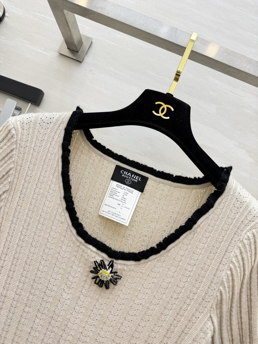Chane♡²⁶雏菊钉花针织短袖｜复古法式少女感 撞色毛边U型领 袖口下摆包边 经典黑白撞色超经典 竖坑