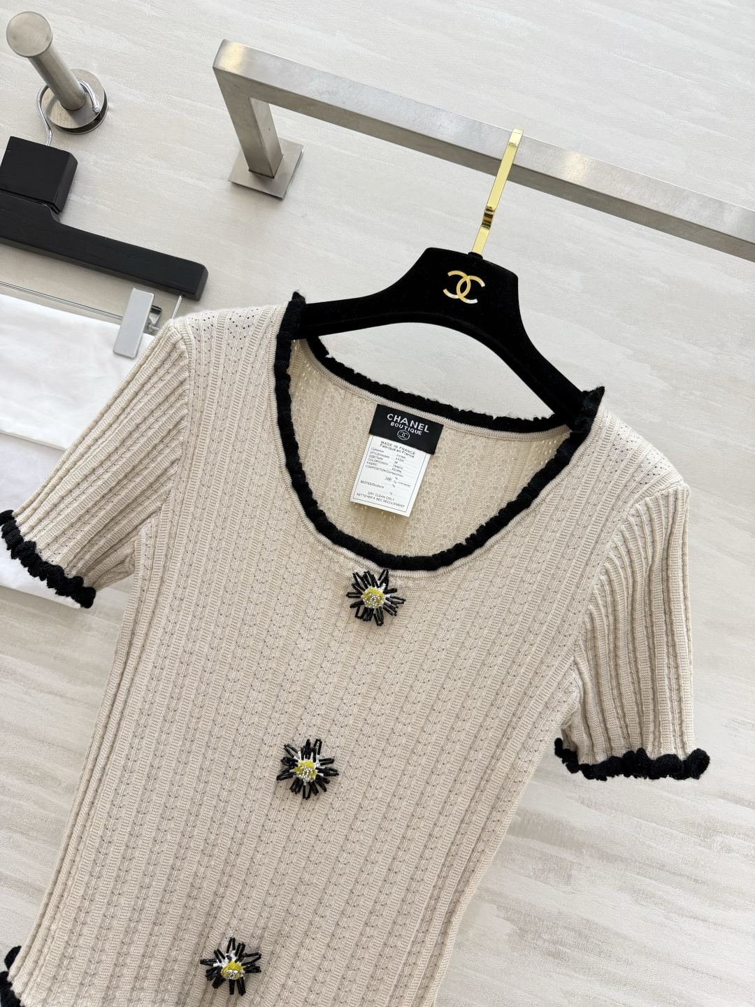 Chane♡²⁶雏菊钉花针织短袖｜复古法式少女感 撞色毛边U型领 袖口下摆包边 经典黑白撞色超经典 竖坑