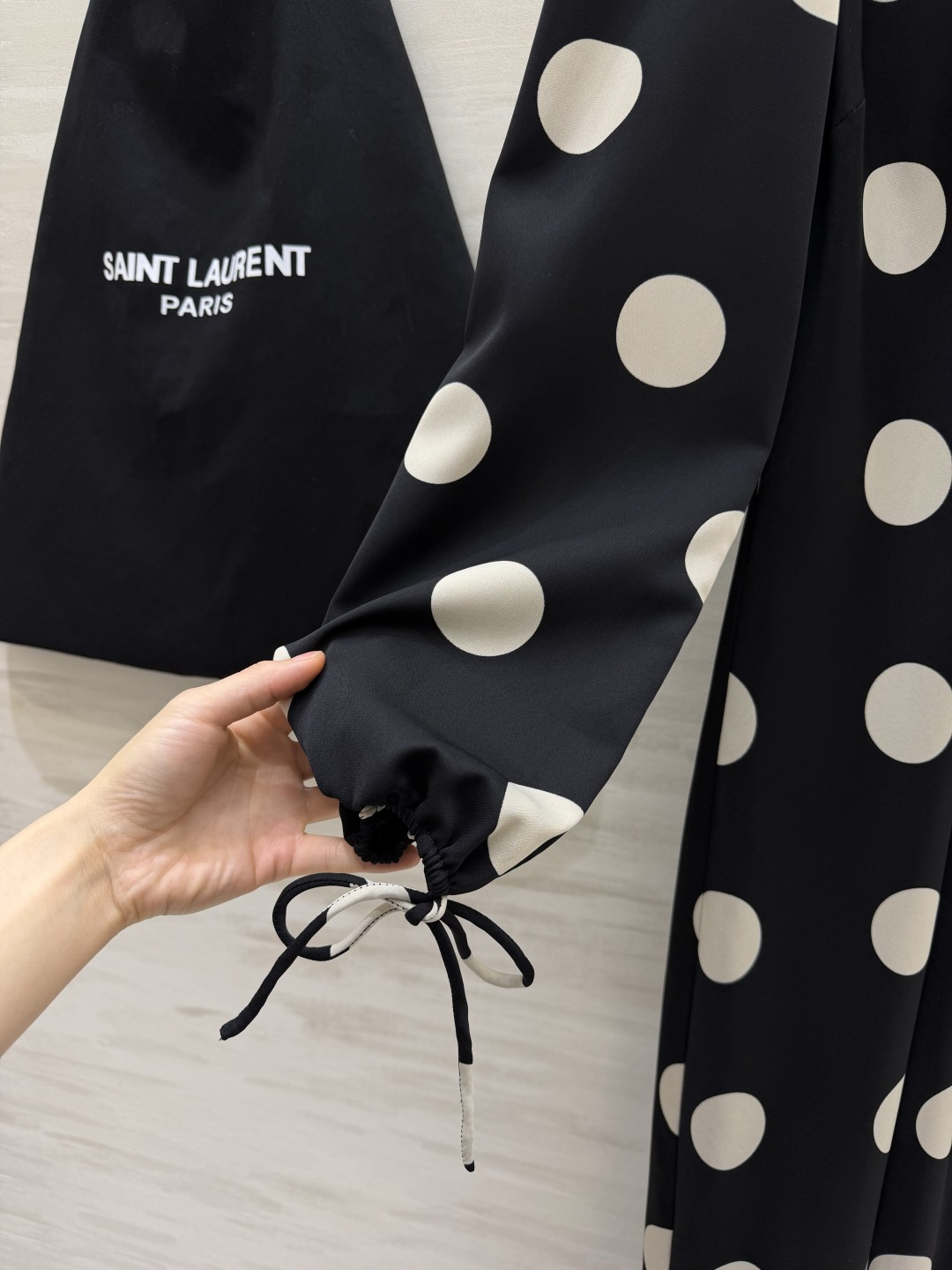 YSL²⁶经典大波点缎面长款连衣裙 复古黑白波点永不过时 高级哑光缎面自带垂坠柔光 V领胸前环扣抽绳设计