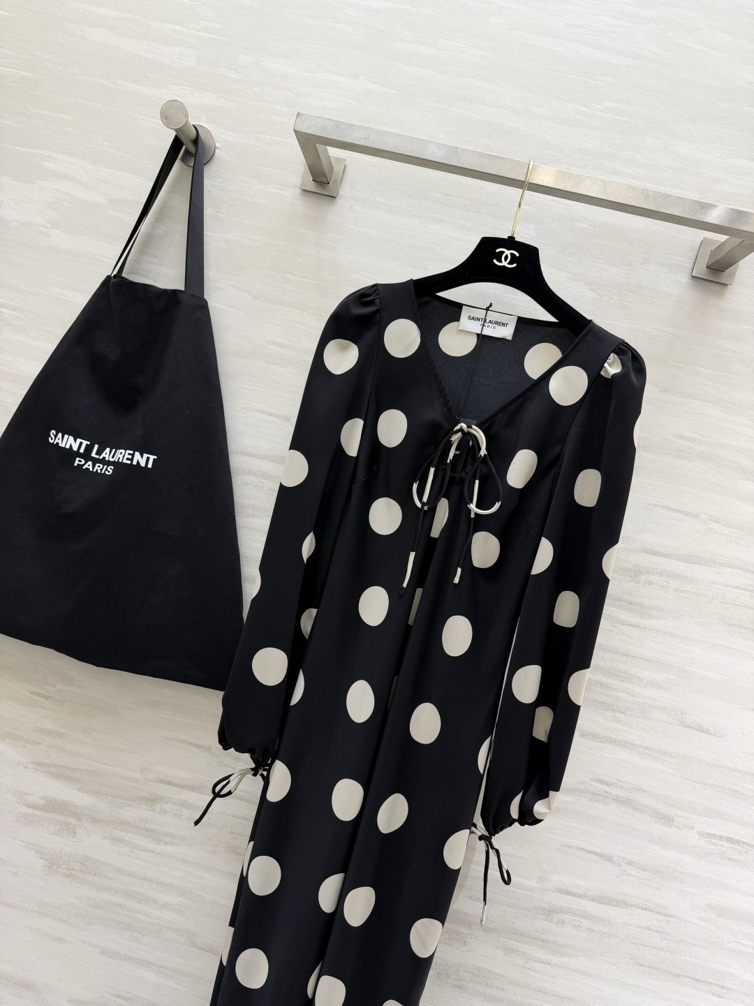 YSL²⁶经典大波点缎面长款连衣裙 复古黑白波点永不过时 高级哑光缎面自带垂坠柔光 V领胸前环扣抽绳设计