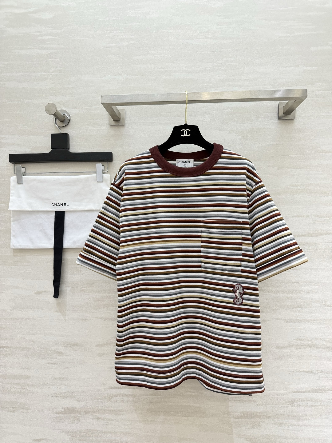 NO:865160,ChaneM cocobeach｜Striped T-shirt Playful seahorse pattern High-quality customization Available in stock first size36/38/40 (), Chanel-clothing, chanel, chanel, tees, t-shirt,19860909ChaneM cocobeach｜条纹T恤 俏皮海马图案 高品质定制 现货首发size36/38/40（）,香奈儿-服装,chanel,chanel,tees，t-shirt,,Women's clothing