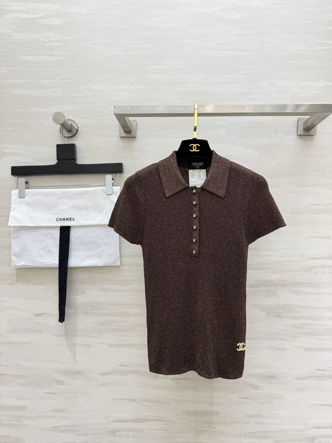 NO:865141,Chane gilded brown Polo knitted short-sleeve | Ceiling with noble atmosphere Fine glitter yarn blend Natural light with fine pearlescent classic small lapel Half row of diamond buttons filled with exquisite details Vertical pit strips slim fit Slimming fit the body Small gold label embellishment on the hem Simple but not monotonous Wear alone with skirt/suit pants for commuting for daily use One-click to look noble Retro brown giant lining skin color High-quality customization  Available now, size 36/38/40 (size 38 stretch bust 62, length 57), Chanel-clothing, chanel, chanel, skirts, T-shirt, business suit,19860909Chane鎏金棕Polo针织短袖｜显贵氛围感天花板 细闪纱线混纺 自然光自带细碎珠光 经典小翻领 半排钻扣精致细节拉满 竖坑条修身版型 显瘦贴合身形 下摆小金标点缀 简约不单调 单穿配半裙/西装裤通勤日常一键显贵 复古棕巨衬肤色高品质定制 现货首发size36/38/40（38码弹力胸围62,衣长57）,香奈儿-服装,chanel,chanel,skirts,T-shirt,business suit,,Women's clothing