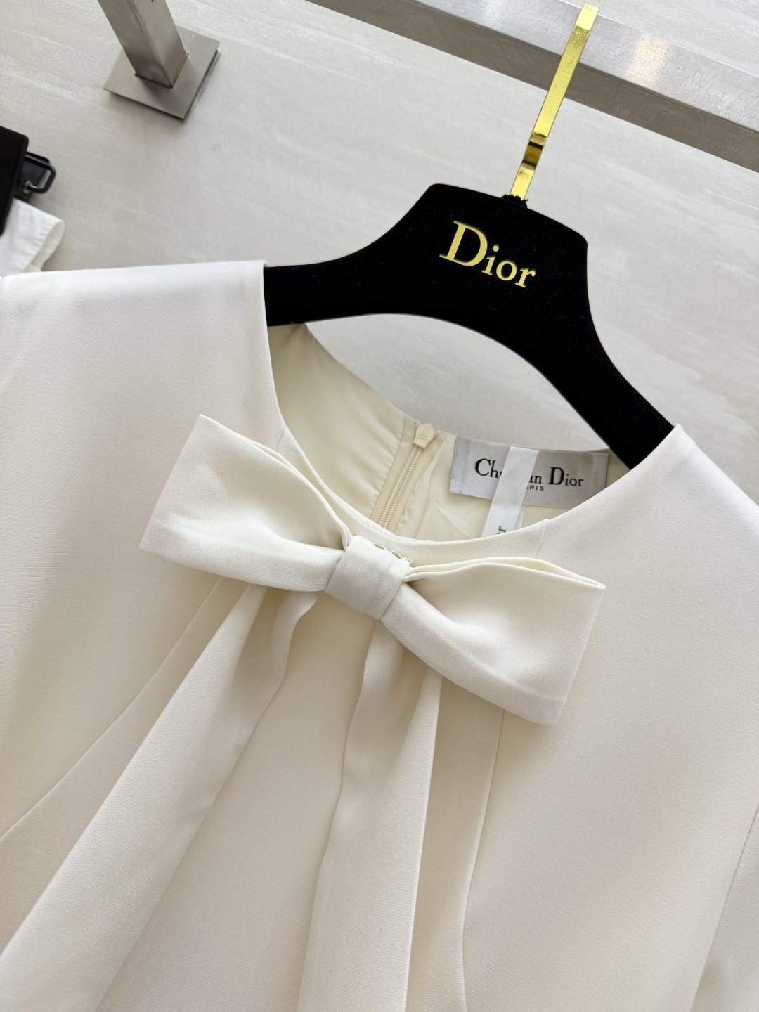 Dio♡²⁶蝴蝶结收腰连衣裙 利落剪裁 垂坠面料 自带高级质感 经典黑白永不过时 温柔与优雅都在这件裙子