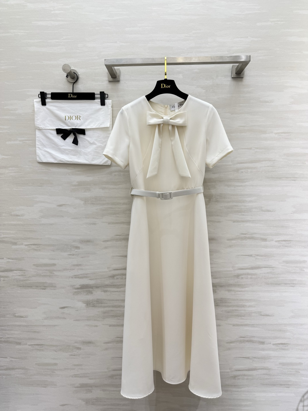 NO:878300,Dio bow waist dress, neat tailoring, draped fabric with high-end texture, classic black and white, timeless, gentleness and elegance are in this dress, high quality customization, available in stock, first size 36/38/40/42 (shoulder width 36, size 36, 96, waist 72, skirt length 122),, dior, skirts,19860909Dio蝴蝶结收腰连衣裙 利落剪裁 垂坠面料 自带高级质感 经典黑白永不过时 温柔与优雅都在这件裙子里 高品质定制 现货首发size36/38/40/42（36码肩宽37.5,胸围96,腰围72,裙长122）,,dior,skirts,,Women's clothing