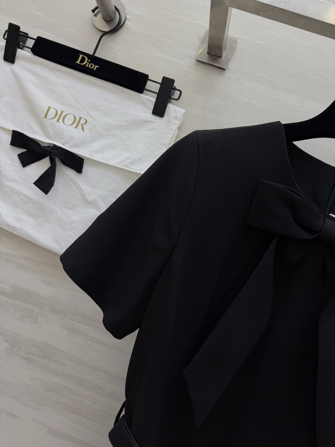 Dio♡²⁶蝴蝶结收腰连衣裙 利落剪裁 垂坠面料 自带高级质感 经典黑白永不过时 温柔与优雅都在这件裙子