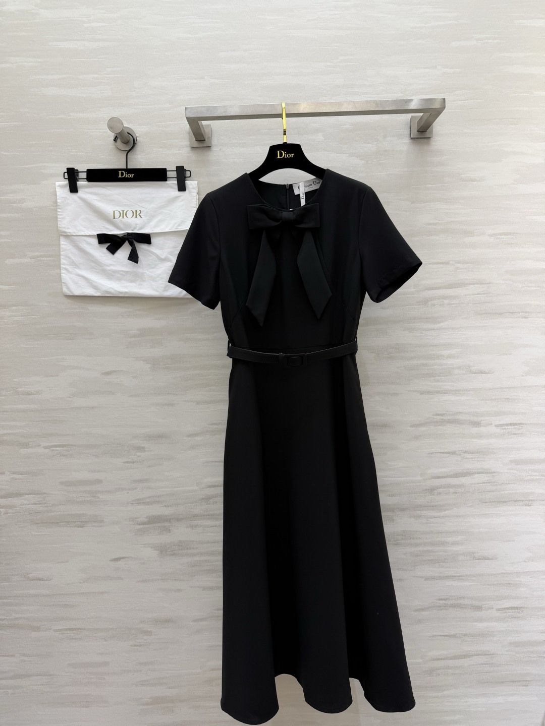 NO:866179,Dio bow waist dress, neat tailoring, draped fabric with high-end texture, classic black and white, timeless, gentleness and elegance are all in this dress, high quality customization, available in stock, size 36/38/40/42 (shoulder width 36, 96, waist 72, skirt length 122), Dior-clothing, dior, dior, skirts,19860909Dio蝴蝶结收腰连衣裙 利落剪裁 垂坠面料 自带高级质感 经典黑白永不过时 温柔与优雅都在这件裙子里 高品质定制 现货首发size36/38/40/42（36码肩宽37.5,胸围96,腰围72,裙长122）,迪奥-服装,dior,dior,skirts,,Women's clothing