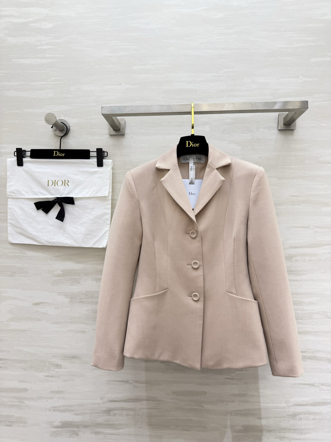 NO:866155,DIO silk wool blazer. The silk wool fabric has a soft light texture. It is neatly cut and waisted. One piece can support all occasions that need to be decent. Low-key and elegant. High-quality customization. Available in stock first size 36/38/40/42 (shoulder width 40 for size 38, bust 92, skirt length 60), Dior-clothing, dior, dior, skirts, jackets & coats, business suit,19860909DIO丝毛西装外套 丝毛面料自带柔光质感 剪裁利落收腰 一件撑起所有需要得体的场合 低调又显贵.高品质定制 现货首发size36/38/40/42（38码肩宽40,胸围92,裙长60）,迪奥-服装,dior,dior,skirts,jackets & coats,business suit,,Women's clothing