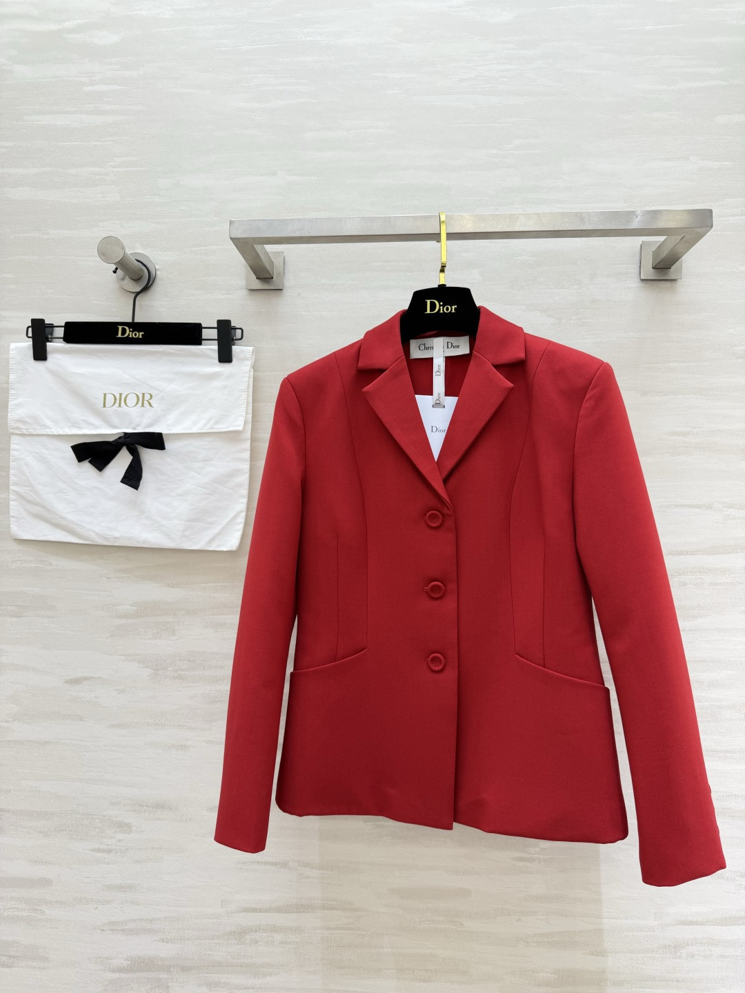 DIO♡²⁶丝毛西装外套 丝毛面料自带柔光质感 剪裁利落收腰 一件撑起所有需要得体的场合 低调又显贵。高