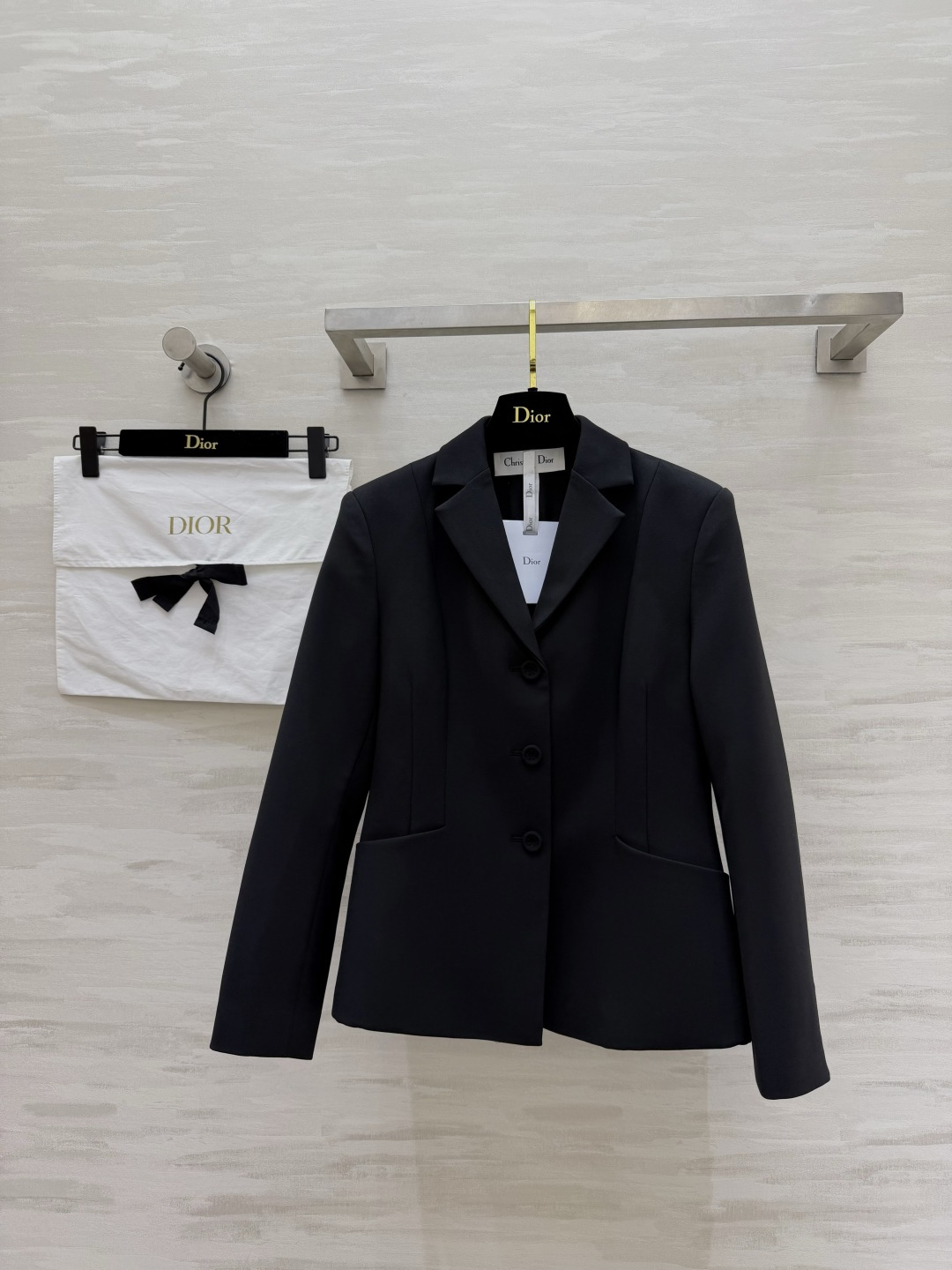 NO:866114,DIO silk wool blazer. The silk wool fabric has a soft light texture. It is neatly cut and waisted. One piece can support all occasions that need to be decent. Low-key and elegant. High-quality customization. Available in stock first size 36/38/40/42 (shoulder width 40 for size 38, bust 92, skirt length 60), Dior-clothing, dior, dior, skirts, jackets & coats, business suit,19860909DIO丝毛西装外套 丝毛面料自带柔光质感 剪裁利落收腰 一件撑起所有需要得体的场合 低调又显贵.高品质定制 现货首发size36/38/40/42（38码肩宽40,胸围92,裙长60）,迪奥-服装,dior,dior,skirts,jackets & coats,business suit,,Women's clothing