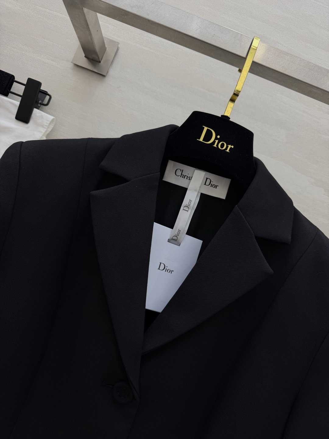 DIO♡²⁶丝毛西装外套 丝毛面料自带柔光质感 剪裁利落收腰 一件撑起所有需要得体的场合 低调又显贵。高