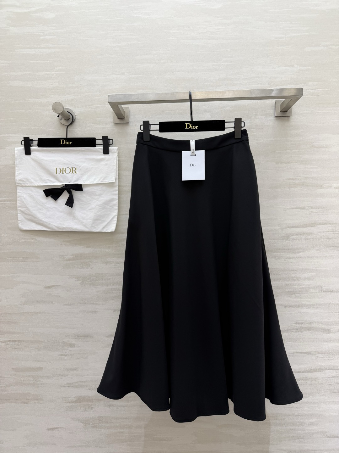 NO:866134,DIO full-skirt | timeless elegance, neat tailoring, silky texture with perfect drape, hides the flesh and makes you look slimmer, suitable for all occasions, brings a sense of luxury with simple matching, high-quality customization, ready for sale, size 36/38/40/42 (size 38, waist 70, skirt length 82), Dior-clothing, dior, dior, skirts,19860909DIO大摆半裙 | 永不过时的优雅 利落剪裁 丝毛质地垂坠感满分 藏肉显瘦 适配所有场合 简单搭配就自带高级感 高品质定制 现货首发size36/38/40/42（38码腰围70,裙长82）,迪奥-服装,dior,dior,skirts,,Women's clothing