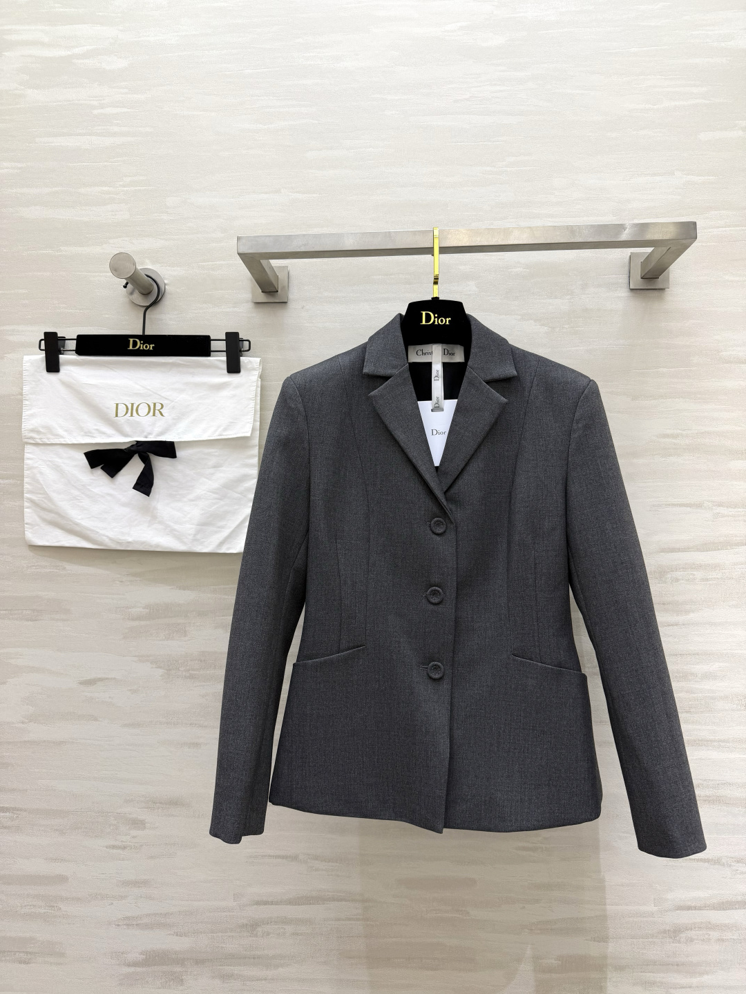 NO:866084,DIO silk wool blazer. The silk wool fabric has a soft light texture. It is neatly cut and waisted. One piece can support all occasions that need to be decent. Low-key and elegant. High-quality customization. Available in stock first size 36/38/40/42 (shoulder width 40 for size 38, bust 92, skirt length 60), Dior-clothing, dior, dior, skirts, jackets & coats, business suit,19860909DIO丝毛西装外套 丝毛面料自带柔光质感 剪裁利落收腰 一件撑起所有需要得体的场合 低调又显贵.高品质定制 现货首发size36/38/40/42（38码肩宽40,胸围92,裙长60）,迪奥-服装,dior,dior,skirts,jackets & coats,business suit,,Women's clothing