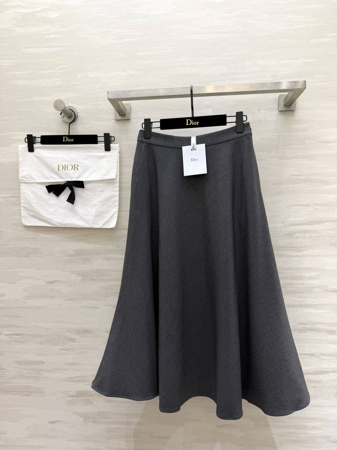 NO:866104,DIO full-skirt | timeless elegance, neat tailoring, silky texture with perfect drape, hides the flesh and makes you look slimmer, suitable for all occasions, brings a sense of luxury with simple matching, high-quality customization, ready for sale, size 36/38/40/42 (size 38, waist 70, skirt length 82), Dior-clothing, dior, dior, skirts,19860909DIO大摆半裙 | 永不过时的优雅 利落剪裁 丝毛质地垂坠感满分 藏肉显瘦 适配所有场合 简单搭配就自带高级感 高品质定制 现货首发size36/38/40/42（38码腰围70,裙长82）,迪奥-服装,dior,dior,skirts,,Women's clothing