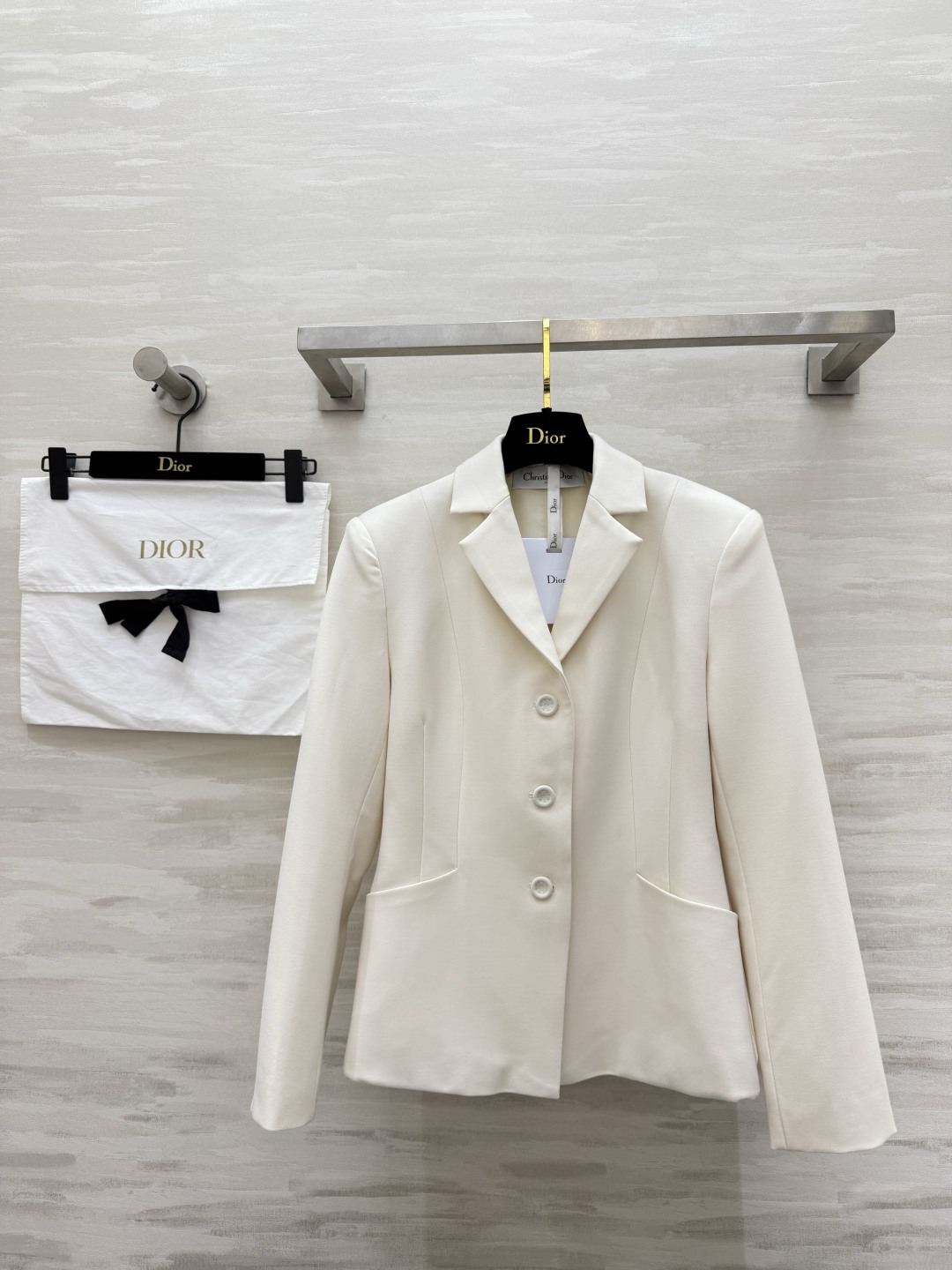 NO:866064,DIO silk wool blazer. The silk wool fabric has a soft light texture. It is neatly cut and waisted. One piece can support all occasions that need to be decent. Low-key and elegant. High-quality customization. Available in stock first size 36/38/40/42 (shoulder width 40 for size 38, bust 92, skirt length 60), Dior-clothing, dior, dior, skirts, jackets & coats, business suit,19860909DIO丝毛西装外套 丝毛面料自带柔光质感 剪裁利落收腰 一件撑起所有需要得体的场合 低调又显贵.高品质定制 现货首发size36/38/40/42（38码肩宽40,胸围92,裙长60）,迪奥-服装,dior,dior,skirts,jackets & coats,business suit,,Women's clothing