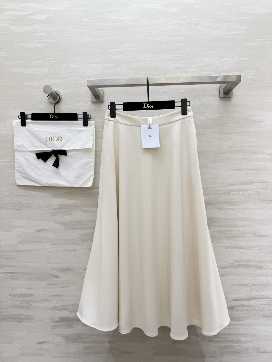 NO:866044,DIO full-skirt | timeless elegance, neat tailoring, silky texture with perfect drape, hides the flesh and makes you look slimmer, suitable for all occasions, brings a sense of luxury with simple matching, high-quality customization, ready for sale, size 36/38/40/42 (size 38, waist 70, skirt length 82), Dior-clothing, dior, dior, skirts,19860909DIO大摆半裙 | 永不过时的优雅 利落剪裁 丝毛质地垂坠感满分 藏肉显瘦 适配所有场合 简单搭配就自带高级感 高品质定制 现货首发size36/38/40/42（38码腰围70,裙长82）,迪奥-服装,dior,dior,skirts,,Women's clothing