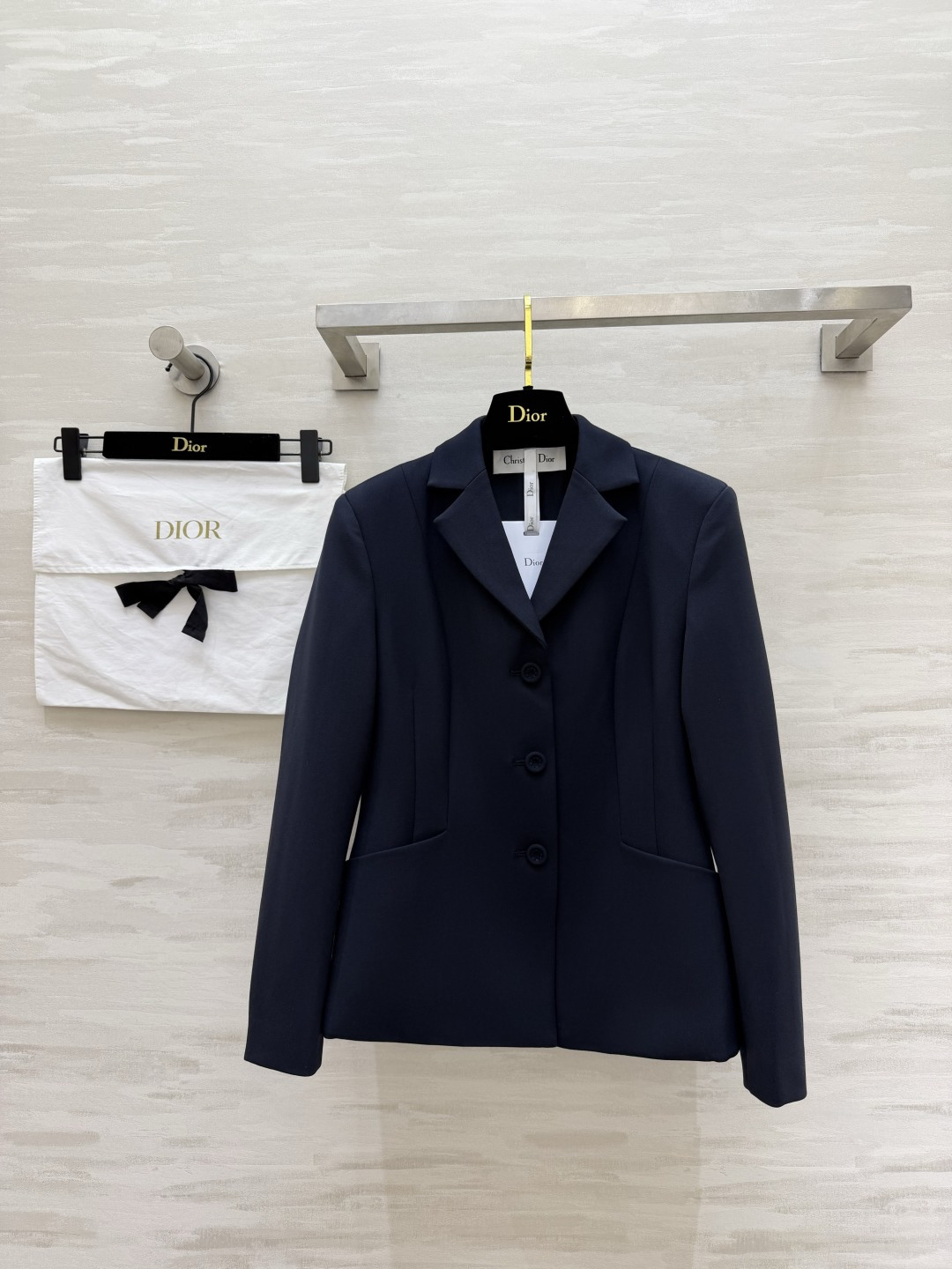 NO:866133,DIO silk wool blazer. The silk wool fabric has a soft light texture. It is neatly cut and waisted. One piece can support all occasions that need to be decent. Low-key and elegant. High-quality customization. Available in stock first size 36/38/40/42 (shoulder width 40 for size 38, bust 92, skirt length 60), Dior-clothing, dior, dior, skirts, jackets & coats, business suit,19860909DIO丝毛西装外套 丝毛面料自带柔光质感 剪裁利落收腰 一件撑起所有需要得体的场合 低调又显贵.高品质定制 现货首发size36/38/40/42（38码肩宽40,胸围92,裙长60）,迪奥-服装,dior,dior,skirts,jackets & coats,business suit,,Women's clothing