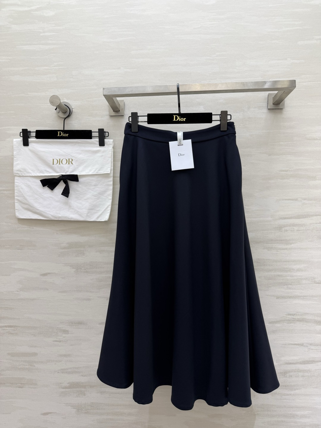 NO:878301,DIO swing skirt | Timeless elegance, neat tailoring, silky wool texture with perfect drape, hiding the flesh and showing slimming, suitable for all occasions, simple matching brings a sense of luxury, high-quality customization, available in stock first size 36/38/40/42 (38 size waist 70, skirt length 82),, dior, skirts,19860909DIO大摆半裙 | 永不过时的优雅 利落剪裁 丝毛质地垂坠感满分 藏肉显瘦 适配所有场合 简单搭配就自带高级感 高品质定制 现货首发size36/38/40/42（38码腰围70,裙长82）,,dior,skirts,,Women's clothing