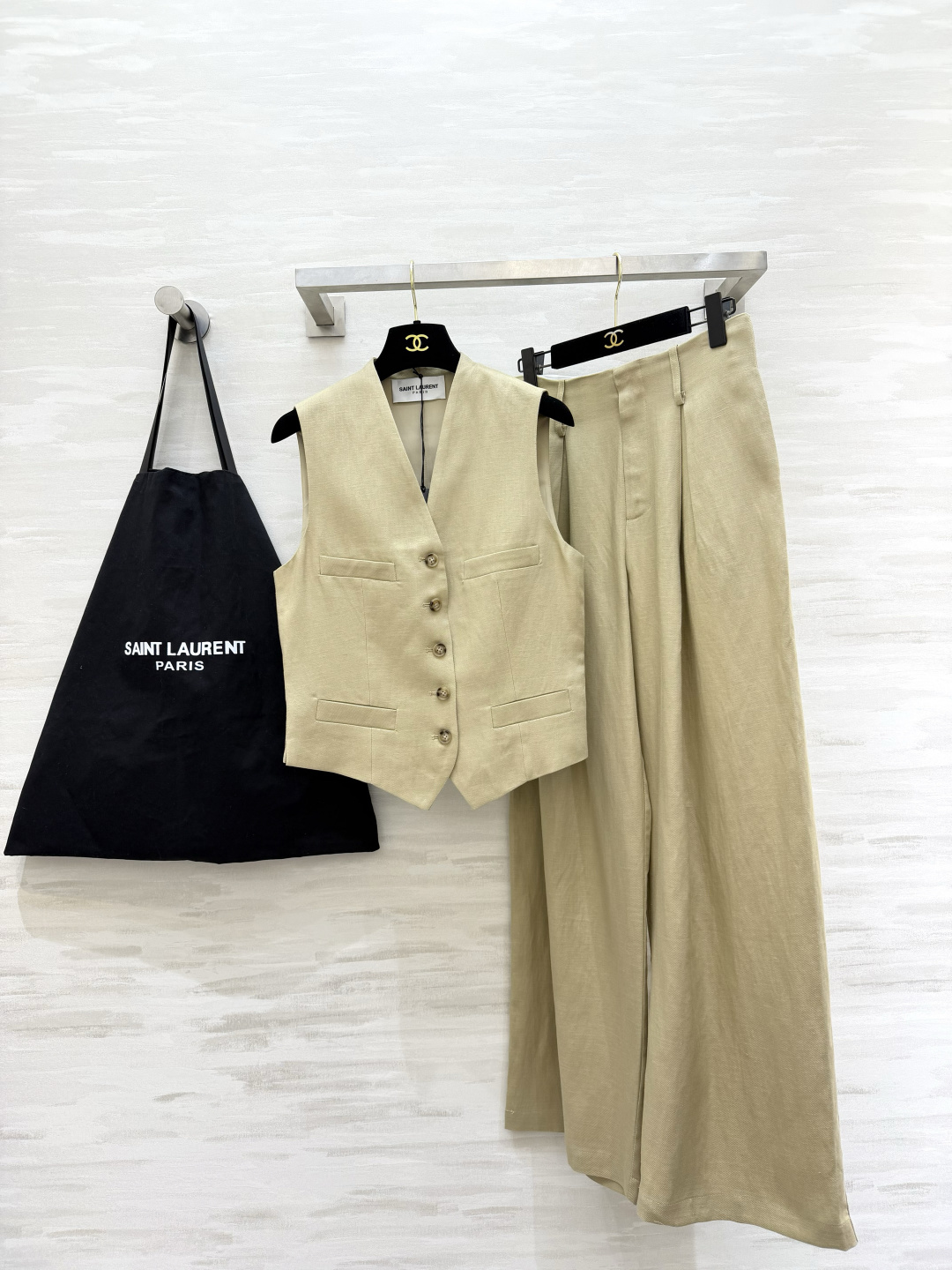 NO:878302,ysl linen vest + wide-leg pants suit, a set with a sense of relaxation, neat tailoring, natural linen texture, no choice of body shape or matching, high-quality customization, available in stock first size S/M/L/XL (Vest M size bust 90, length 56, trousers waist 74, trouser length 108),, saint laurent,19860909ysl亚麻马甲+阔腿裤套装 自带松弛感的一套 利落剪裁 天然亚麻质感 不挑身材不挑搭配 高品质定制 现货首发sizeS/M/L/XL（马甲M码胸围90,衣长56,裤子腰围74,裤长108）,,saint laurent,,Women's clothing