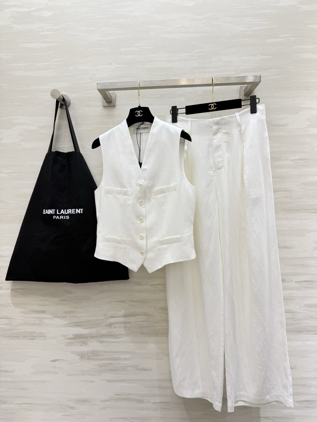 NO:878303,ysl linen vest + wide-leg pants suit, a set with a sense of relaxation, neat tailoring, natural linen texture, no choice of body shape or matching, high-quality customization, available in stock first size S/M/L/XL (Vest M size bust 90, length 56, trousers waist 74, trouser length 108),, saint laurent,19860909ysl亚麻马甲+阔腿裤套装 自带松弛感的一套 利落剪裁 天然亚麻质感 不挑身材不挑搭配 高品质定制 现货首发sizeS/M/L/XL（马甲M码胸围90,衣长56,裤子腰围74,裤长108）,,saint laurent,,Women's clothing
