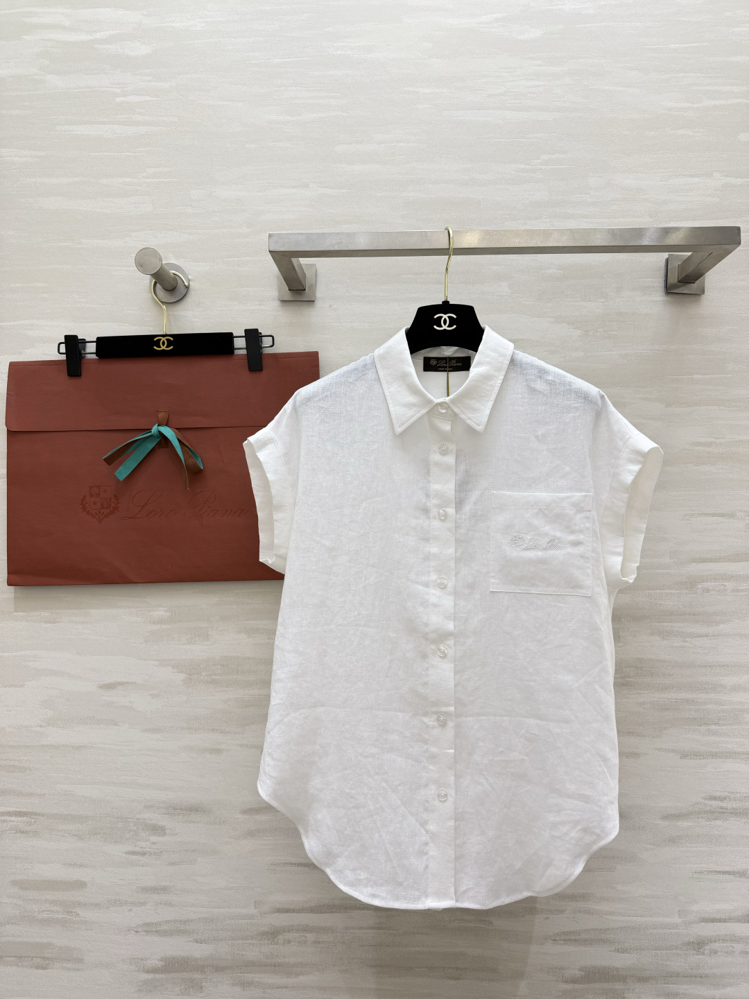 NO:866043,Loro Pian summer linen short-sleeved shirt | Gentle and refreshing at the same time. Natural linen fabric. Breathable and not stuffy. Simple lapel and dropped shoulder design. Not picky about body shape. Available in white/hemp gray. Easy to match for daily commuting. Wear it in summer with a relaxed atmosphere. High-quality customization. Ready for sale. Size S/M/L (S size bust 108, length 72), women's clothing, loro piana, shirts, T-shirt,19860909Loro Pian夏日亚麻短袖衬衫｜温柔与清爽并存 天然亚麻面料 透气不闷汗 简约翻领落肩设计 不挑身材 白/麻灰两色可选 日常通勤都好搭 夏天穿它自带松弛氛围感 高品质定制 现货首发sizeS/M/L（s码胸围108,衣长72）,女装,loro piana,shirts,T-shirt,,Women's clothing